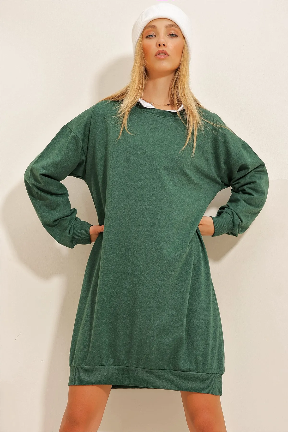 Trend Alaçatı Stili  Walnussgrünes Oversize-Sweatshirtkleid mit Rundhalsausschnitt für Damen ALC-X10859
