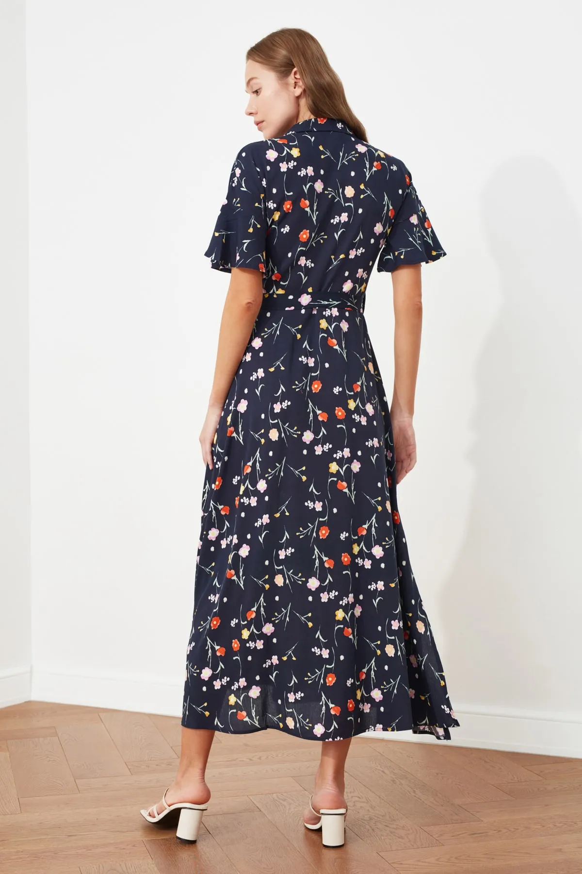 Trendyol Collection  Marineblaues, gewebtes Midi-Hemdkleid mit Schlitz und Blumendruck und Gürtel TWOSS20EL2822