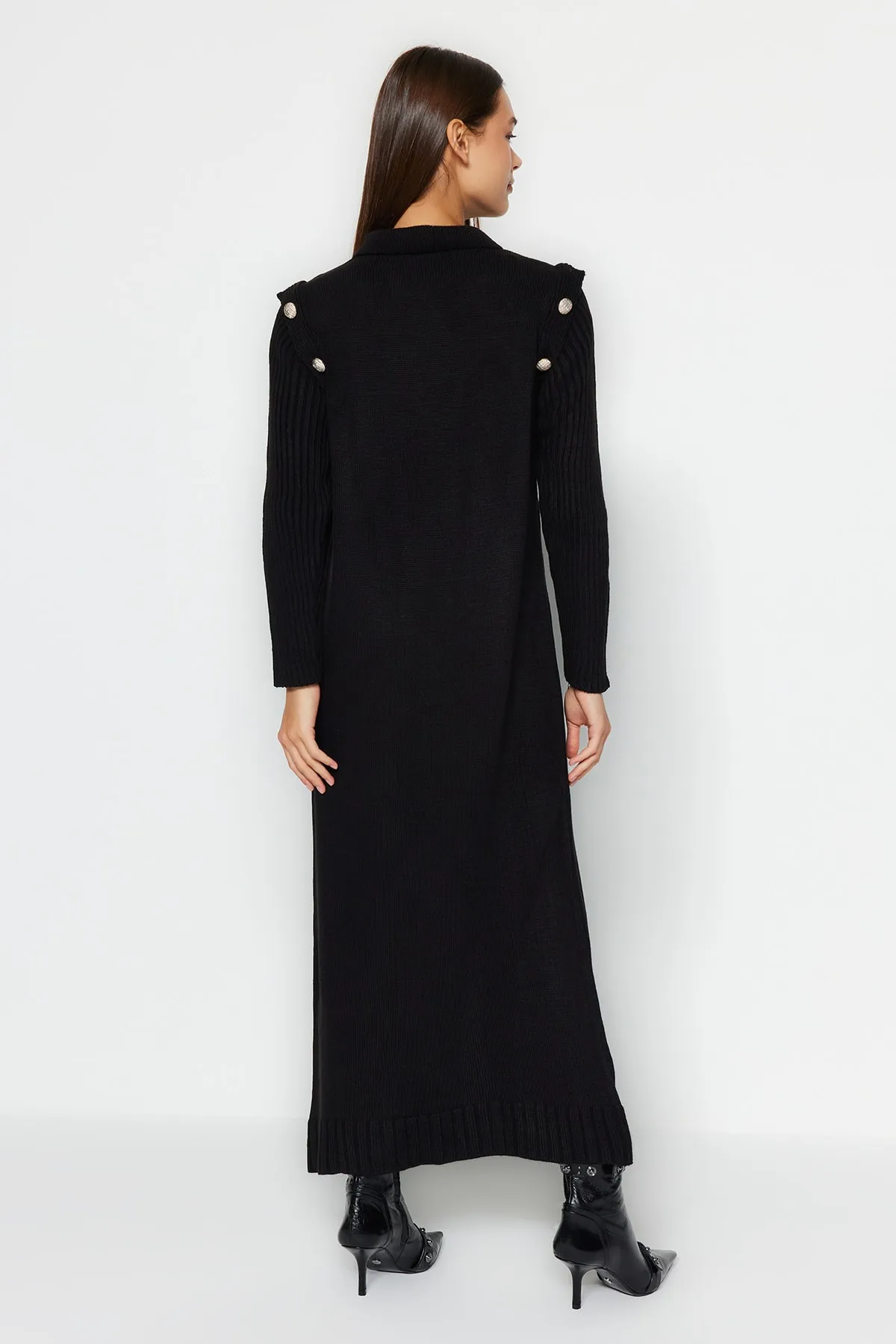 Trendyol Modest  Schwarzes, langärmliges Strickkleid mit normalem Schnitt TCTAW24EB00031