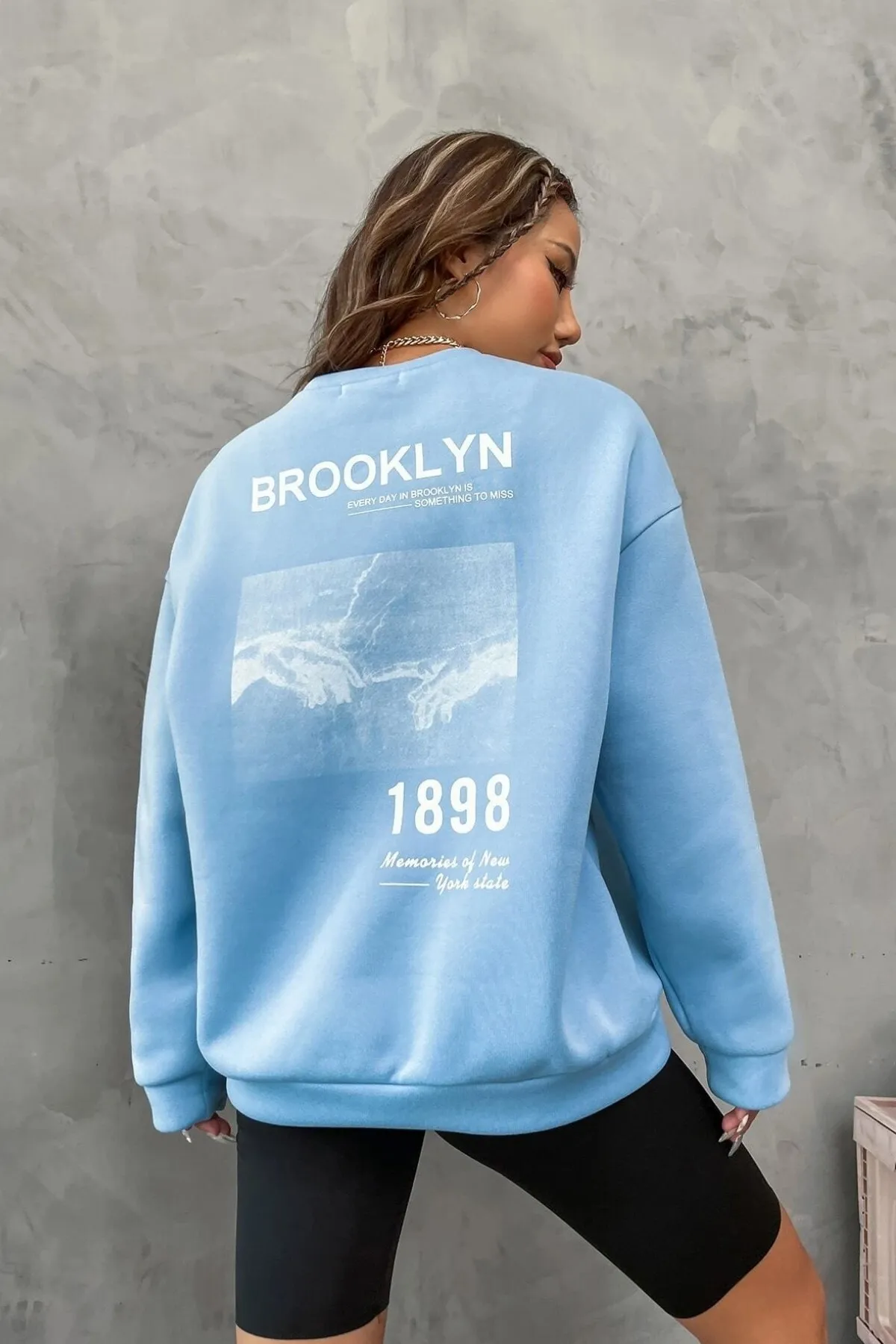 MODAGEN  Unisex Baby Blue Brooklyn 1898 bedrucktes Oversize-Sweatshirt mit Rundhalsausschnitt