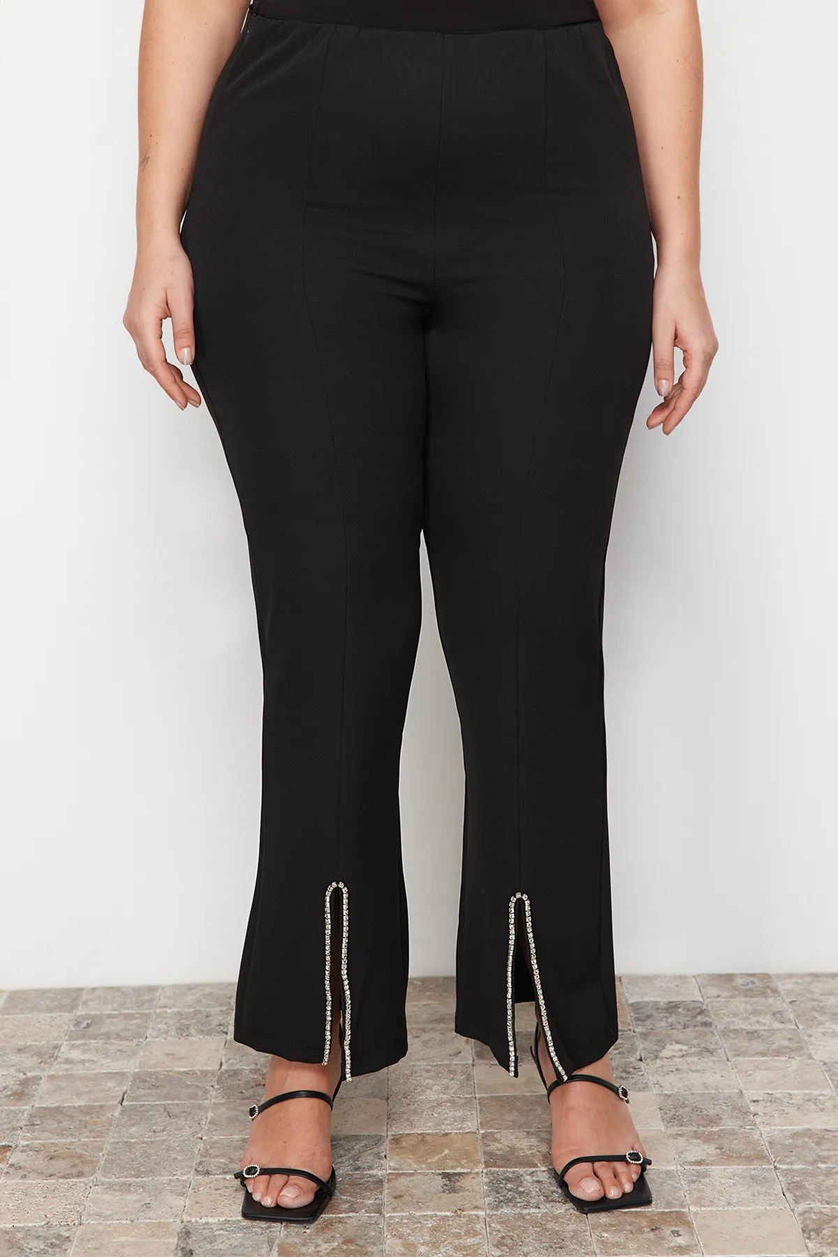 Trendyol Curve  Schwarze, mit Steinen verzierte Finike-Webhose TBBSS23AR00037