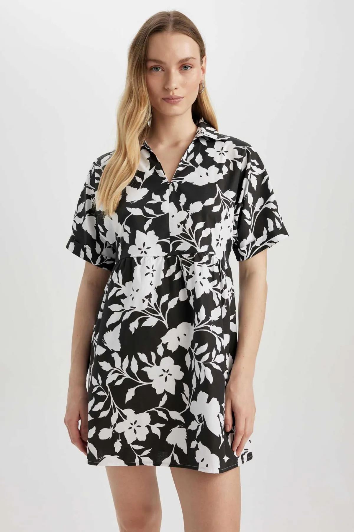 DeFacto  Gemustertes Mini-Kurzarmkleid aus Frottee-Baumwolle mit Hemdkragen Z7663az23sm