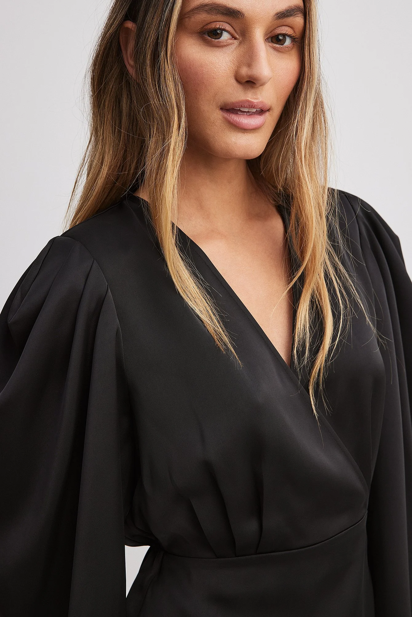 Satin-Minikleid mit gerafften Schultern
