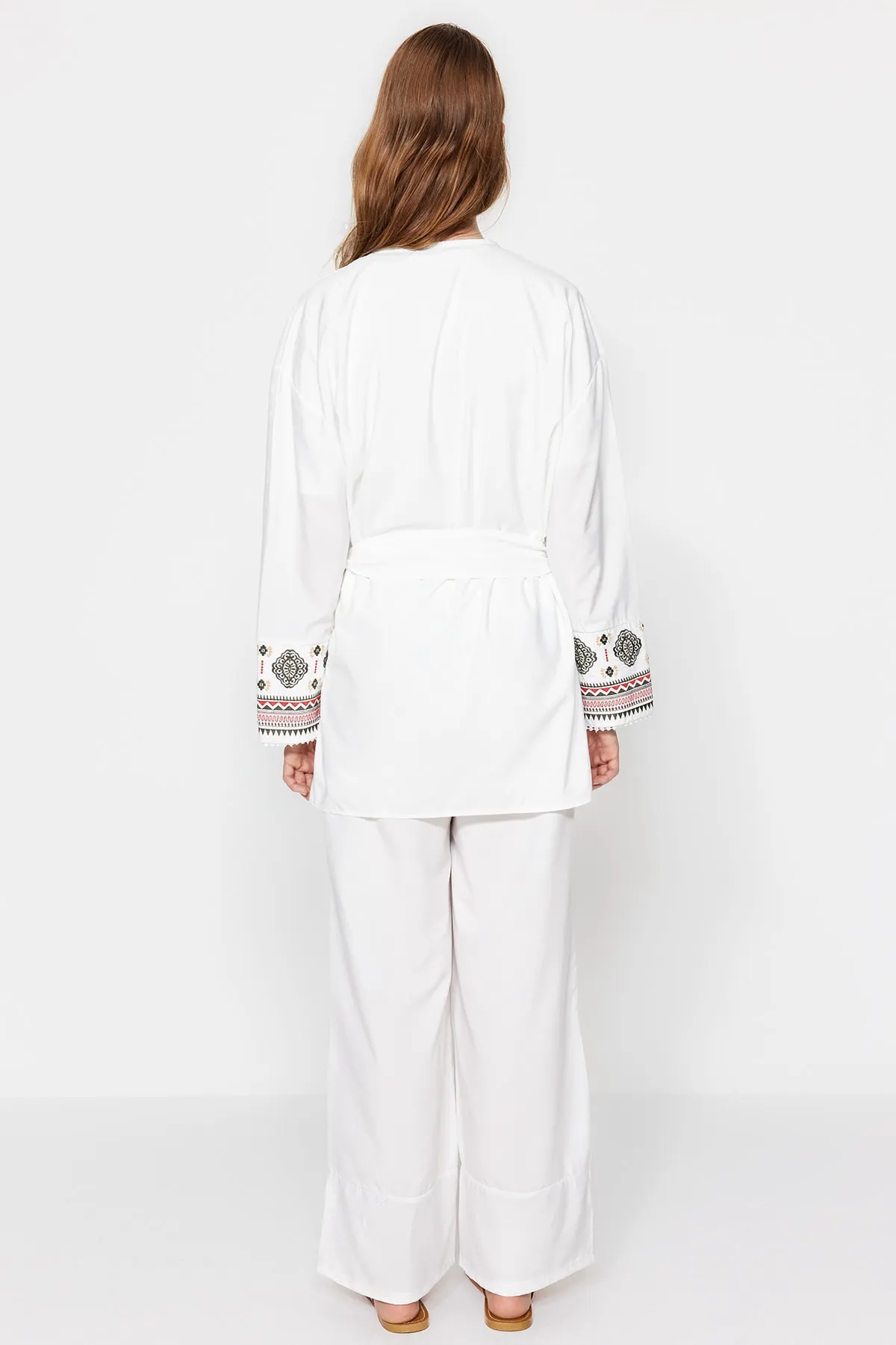 Trendyol Modest  Ecrufarbenes, gewebtes Tunika-Hosen-Set mit Gürtel und ethnischem Muster TCTSS23US00042