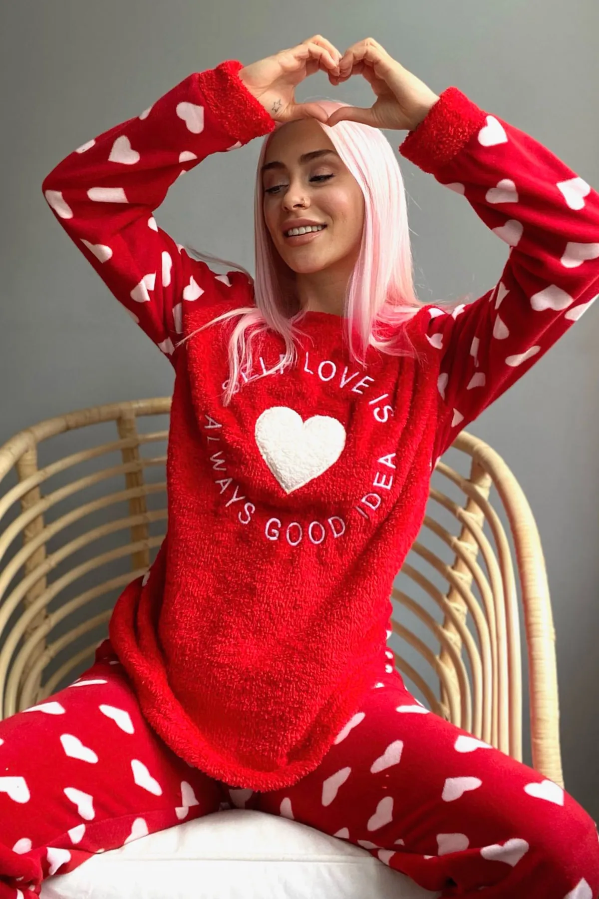 Pijamaevi  Rotes, gemustertes Plüsch-Pyjama-Set für Damen mit Selbstliebe-Motiv
