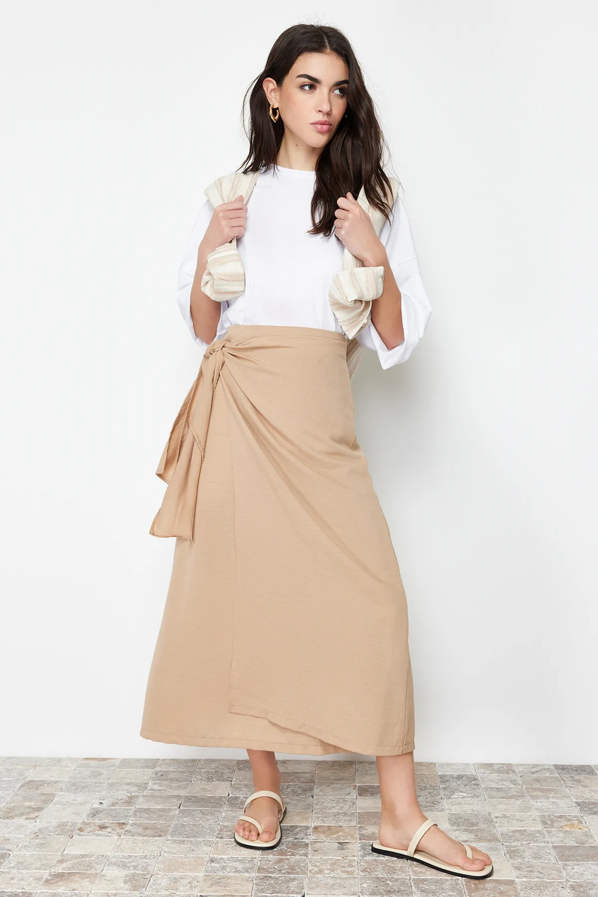 Trendyol Modest  Kamelfarbener, zweireihiger Rock mit Krawatte und gewebtem Leinen-Look und detaillierten Details TCTSS24EE00002