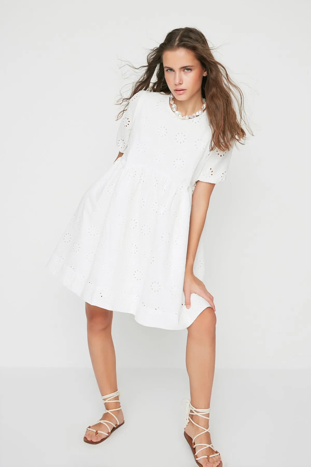 Trendyol Collection  Ecrufarbenes, weit geschnittenes, gewebtes Minikleid mit Stickerei in limitierter Auflage TWOSS22EL0155