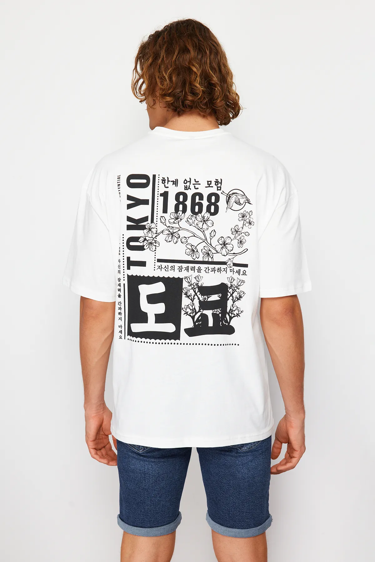 Trendyol Collection  Ecrufarbenes, übergroßes/weit geschnittenes, kurzärmliges, mit Fernost bedrucktes T-Shirt aus 100 % Baumwolle TMNSS23TS00170