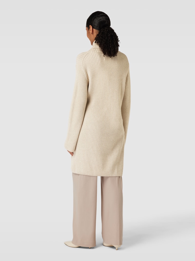 Strickkleid mit Rollkragen in sand