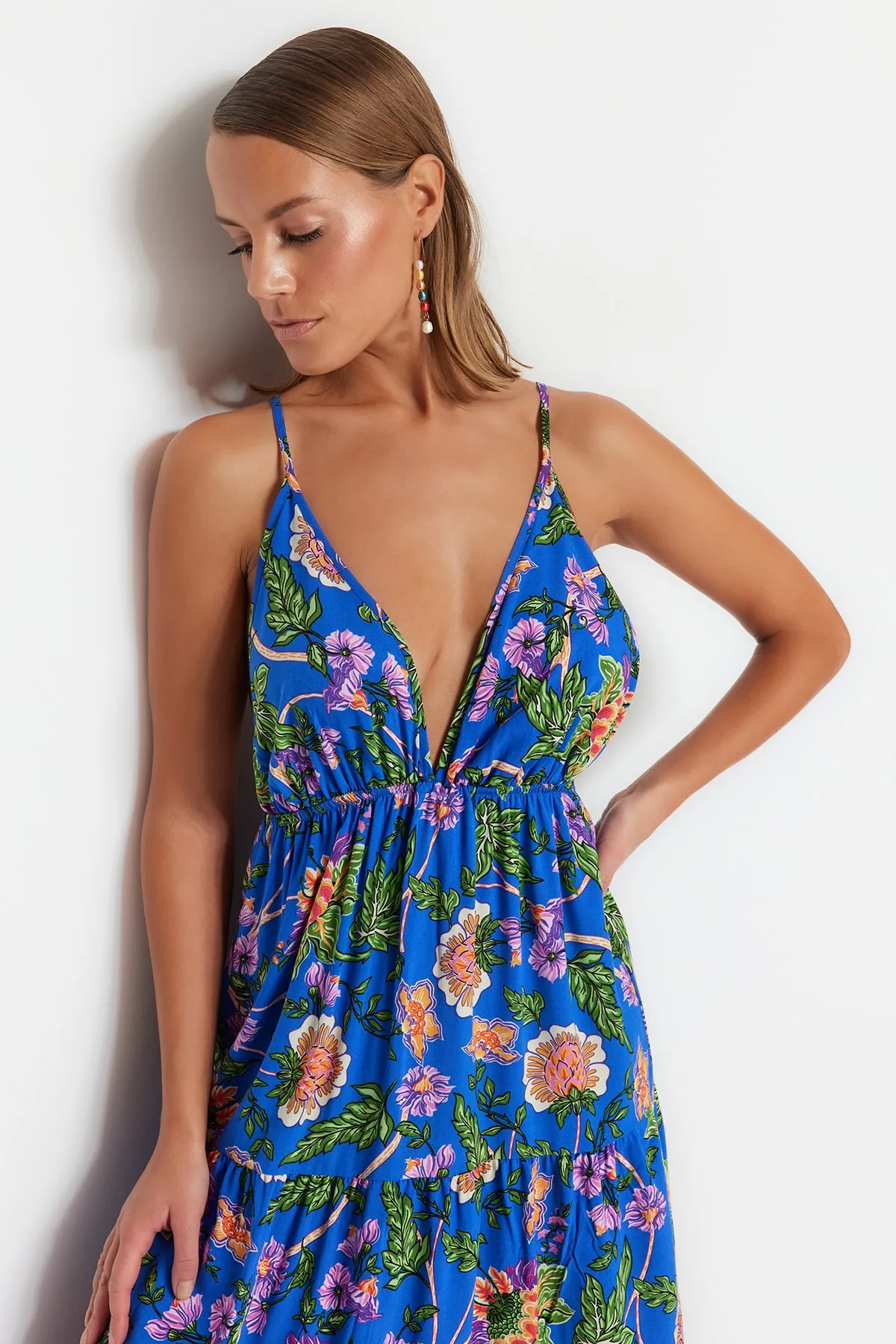 Trendyol Collection  Gewebtes Maxi-Strandkleid zum Binden mit Blumenmuster TBESS23EL00146