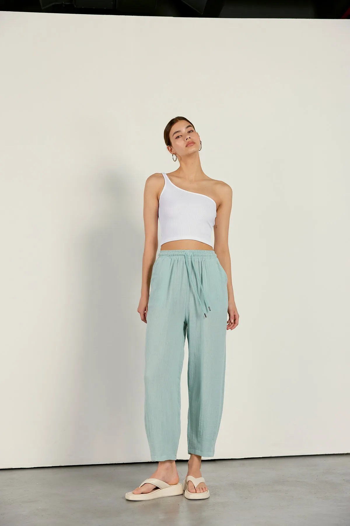 VATKALI  One-Shoulder-Crop-Bluse in Weiß