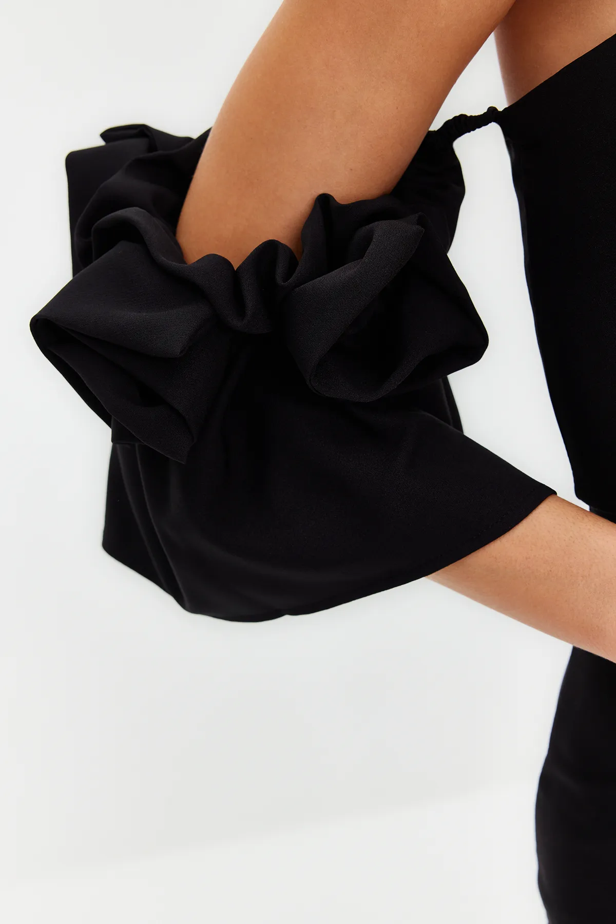 Trendyol Collection  Gewebtes elegantes Abendkleid mit schwarzen Rosen-Accessoires TPRSS23EL00541
