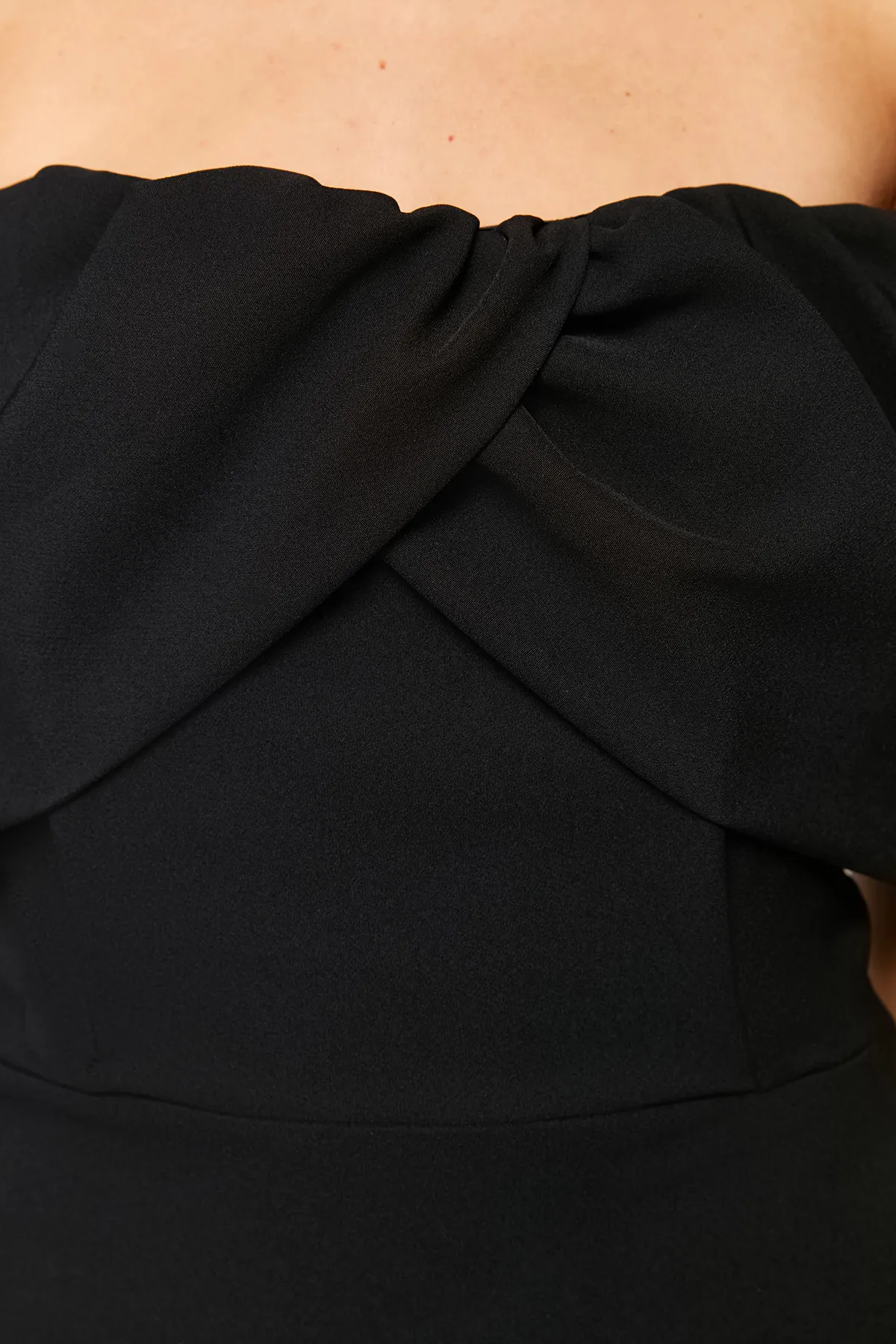 Trendyol Collection  Schwarzer Carmenkragen - Elegantes Abendkleid