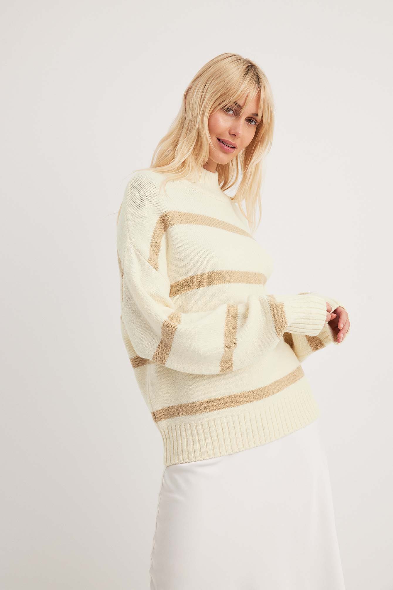 Gestreifter Strickpullover mit Rollkragen