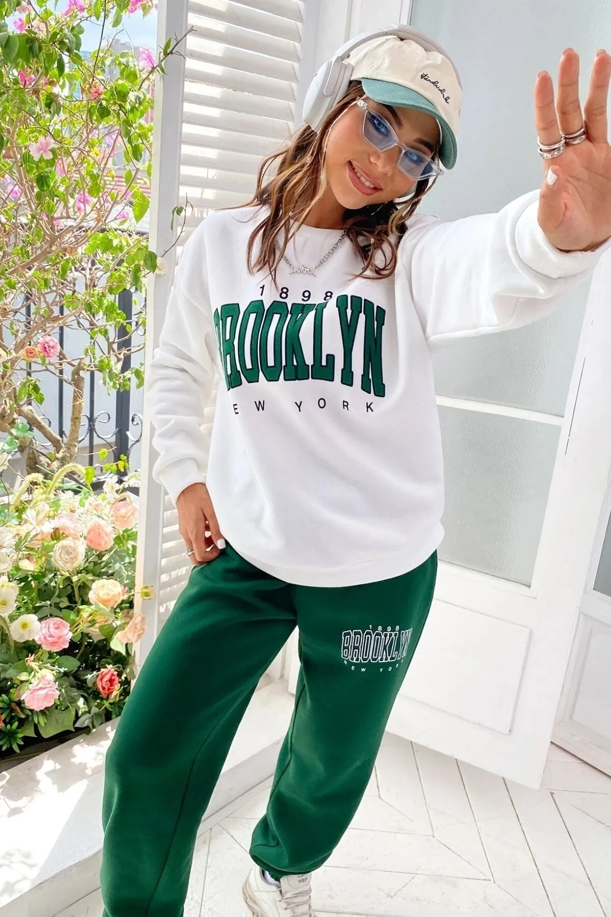 MODAGEN  Grün-weißes Brooklyn-Print-Trainingsanzug-Set für Damen in Übergröße mit Rundhalsausschnitt und Oberteil