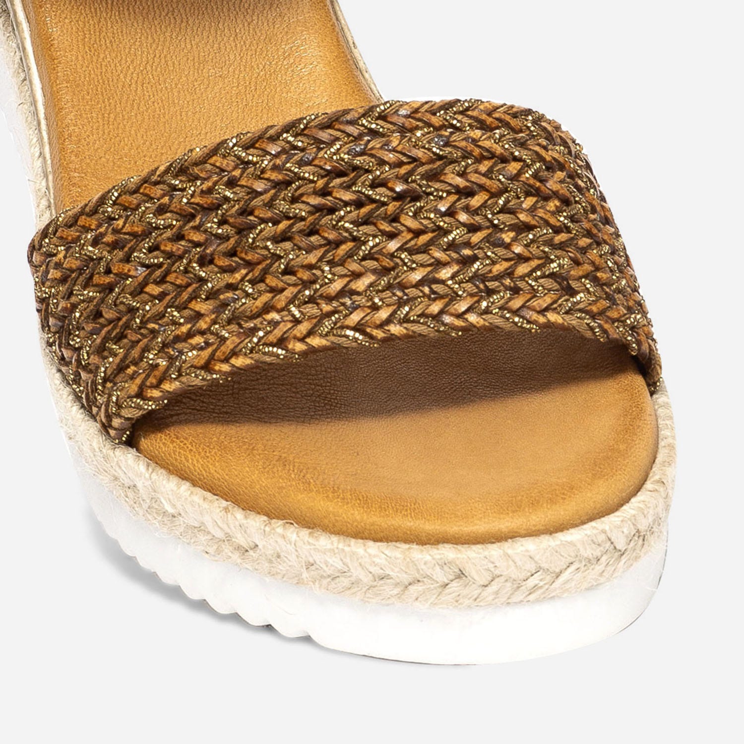 Sandale cognac en cuir avec bride tressée