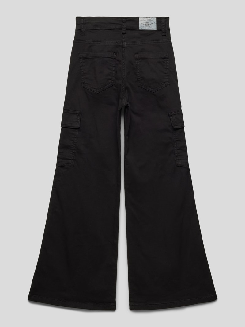 Stoffhose mit aufgesetzten Taschen in schwarz