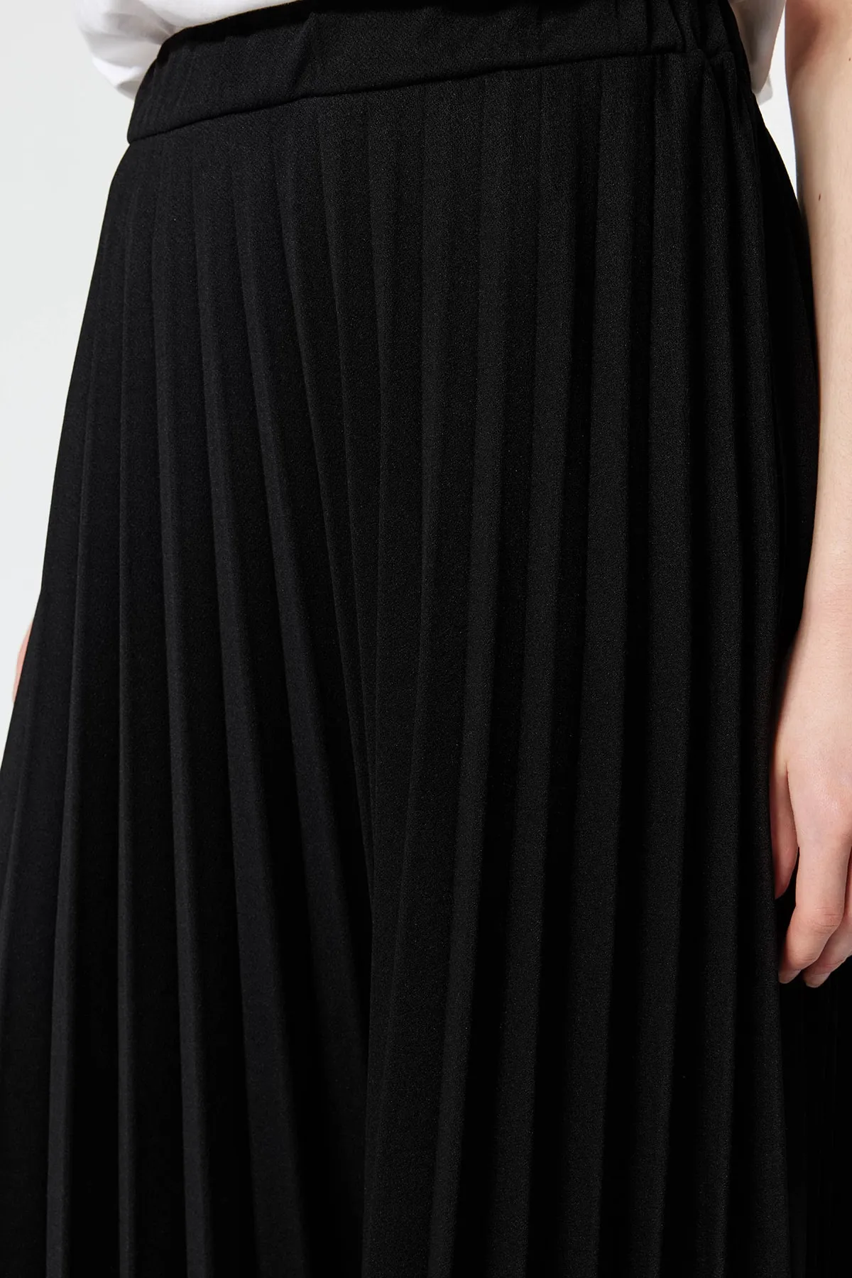 Trendyol Collection  Schwarzer ausgestellter Midi-Plissee-Rock aus Crêpe-Strick mit hoher Taille TWOSS23ET00048