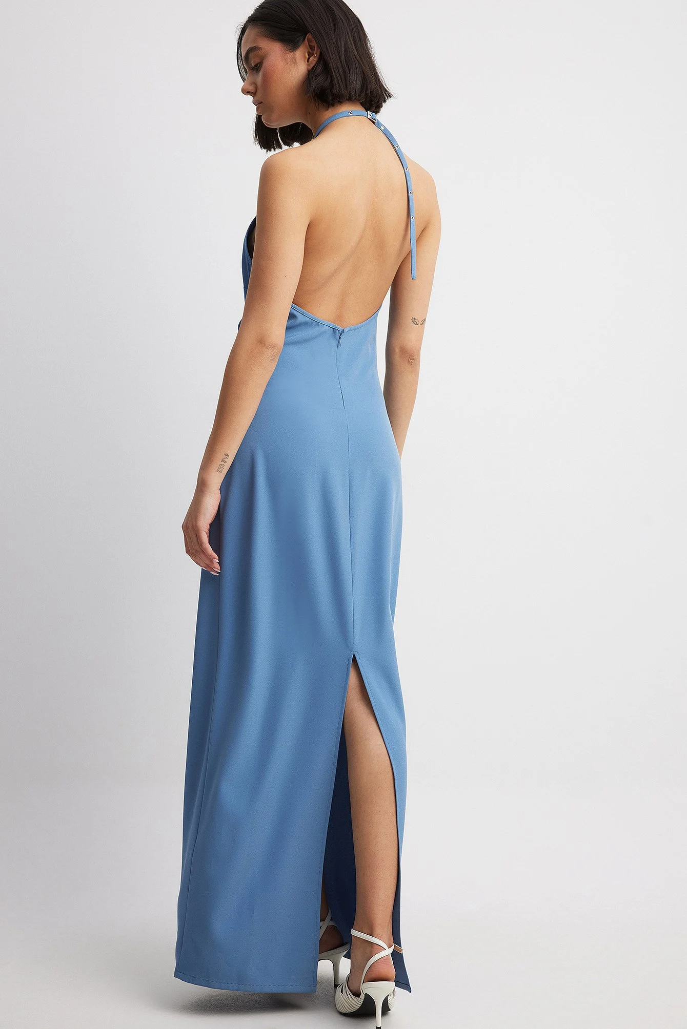 Maxikleid mit Schnallendetail und offenem Rücken