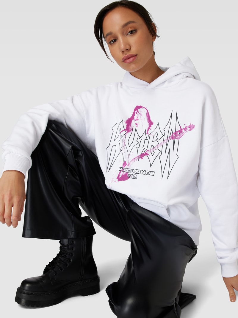 Hoodie mit Label-Print und überschnittenen Schultern in weiß
