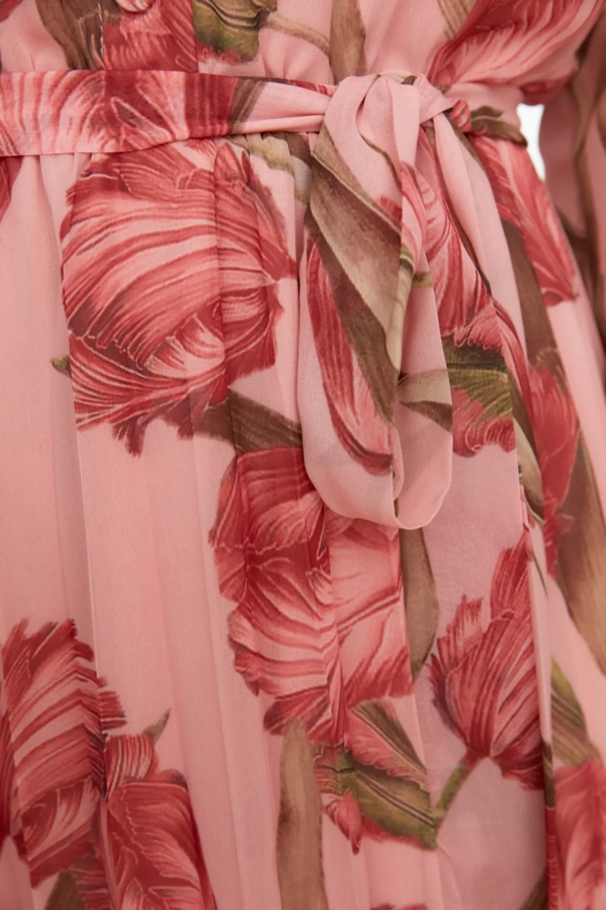 Trendyol Modest  Rosa Kleid aus gewebtem Chiffon mit Hemdkragen und Blumendruck, Gürtel, Futter TCTSS22EB0035