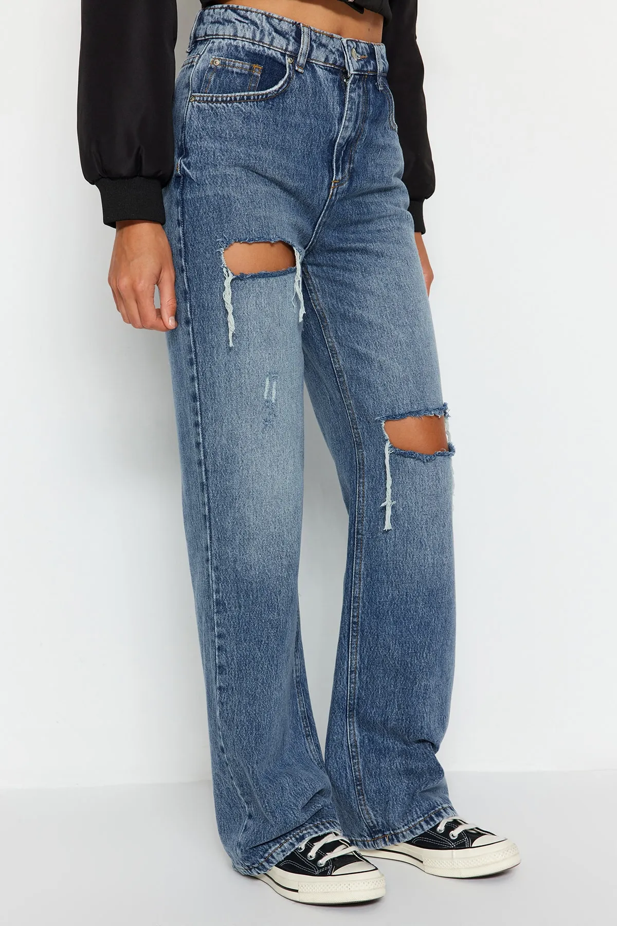 Trendyol Collection  Blaue zerrissene Jeans mit hoher Taille und weitem Bein TWOAW24JE00162