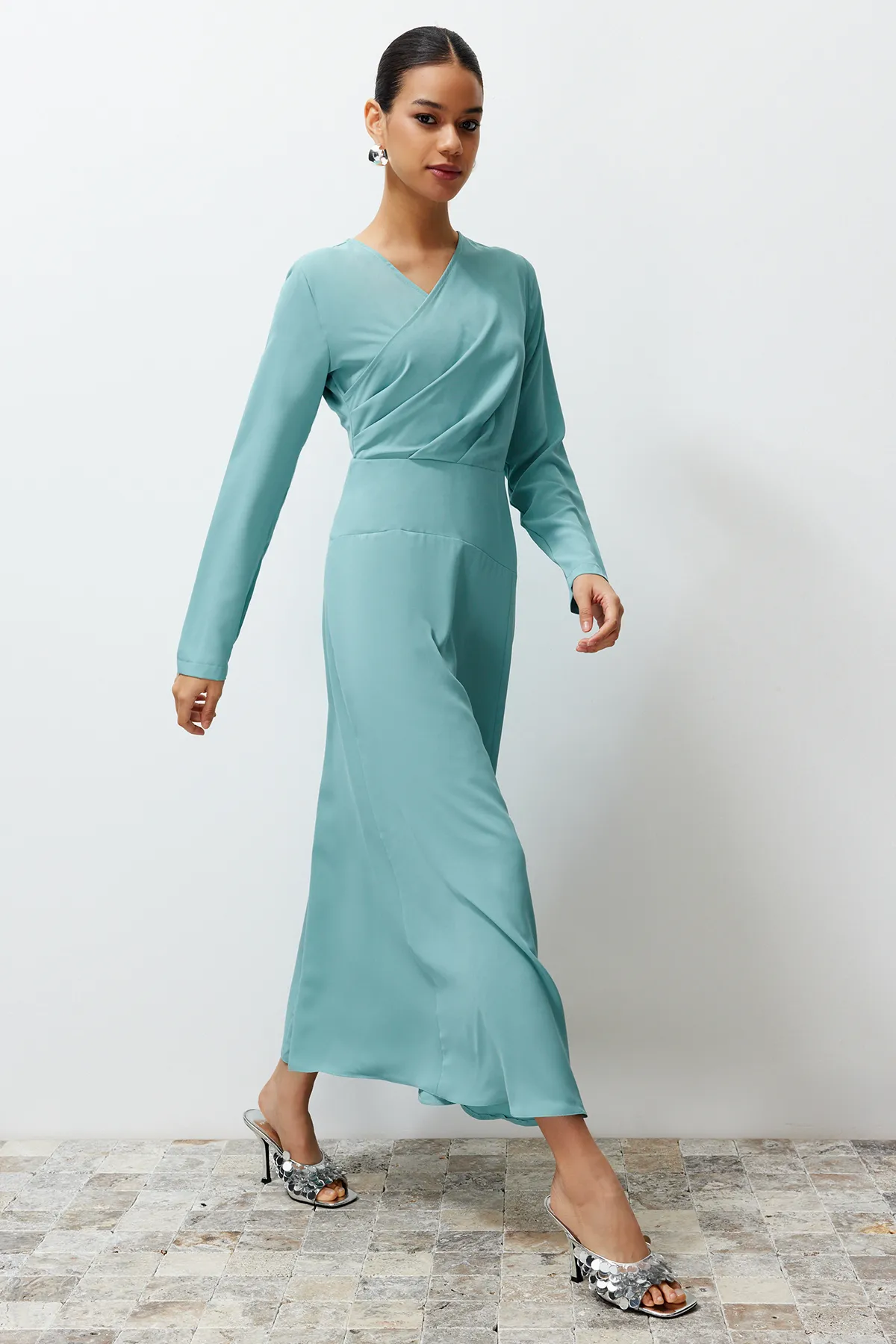 Trendyol Modest  Khakifarbenes Abendkleid aus gewebtem Satin mit zweireihigem Kragen TCTSS24DB00046