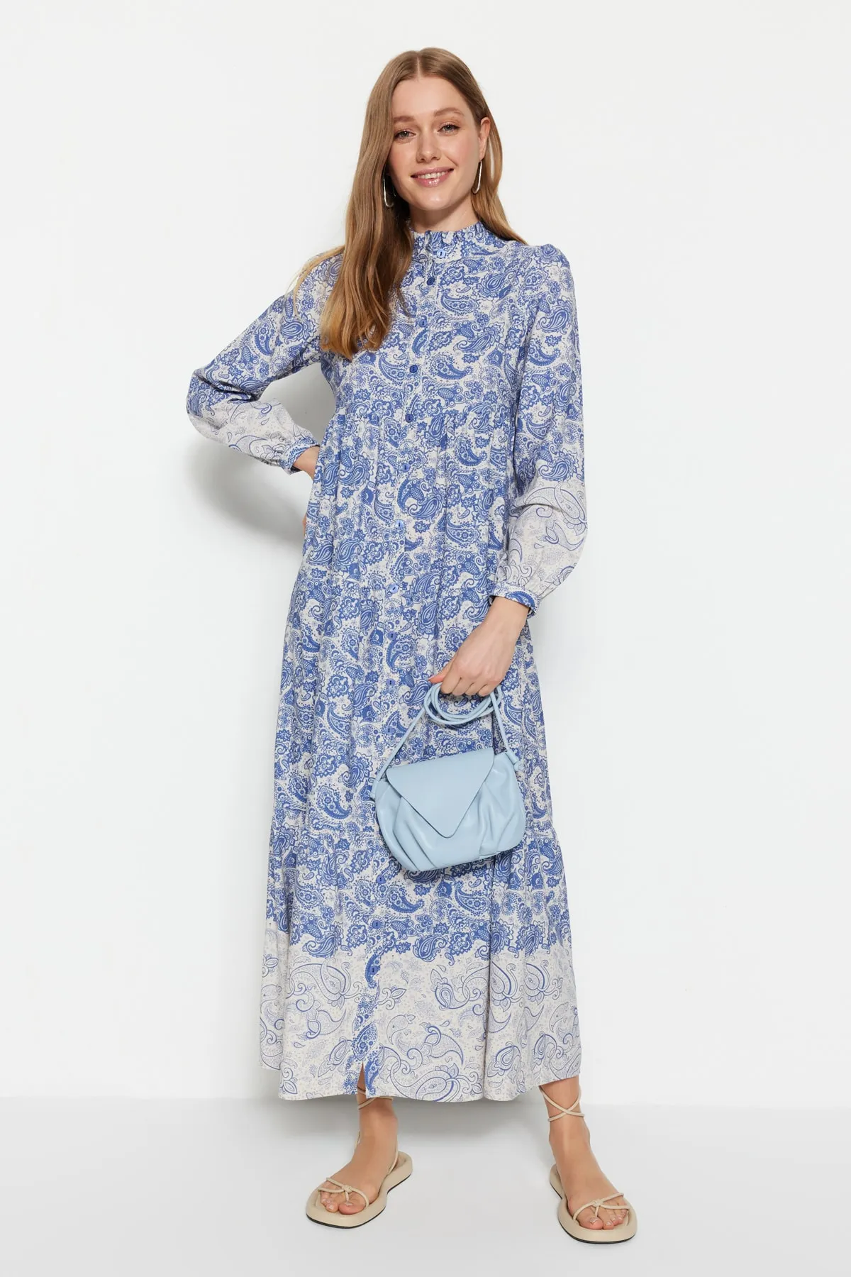 Trendyol Modest  Blaues, gewebtes Hemdkleid mit ethnischem Muster und vorherrschendem Kragen in Leinenoptik TCTSS23EB00286