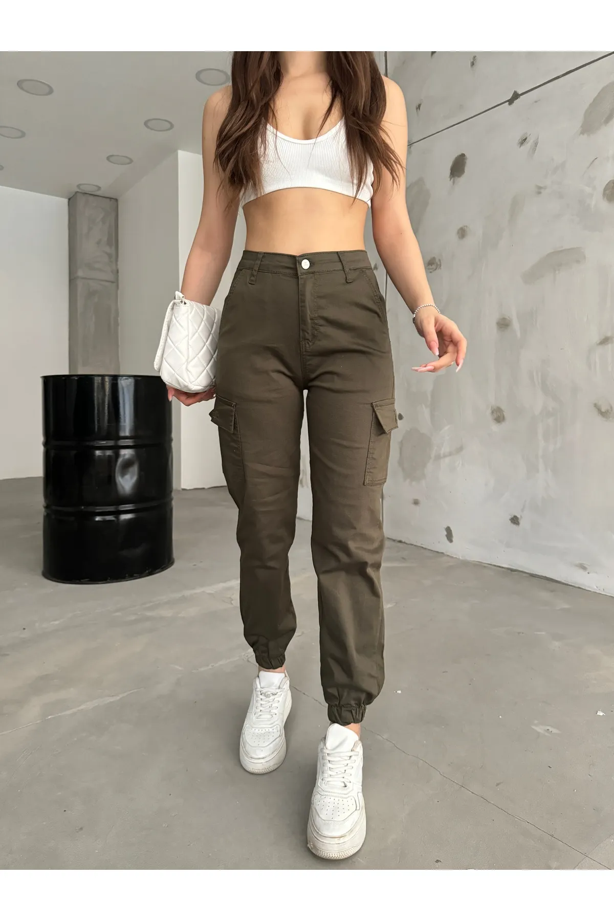 BİKELİFE  Khakifarbene Hose aus Gabardine-Stoff mit Cargotaschen