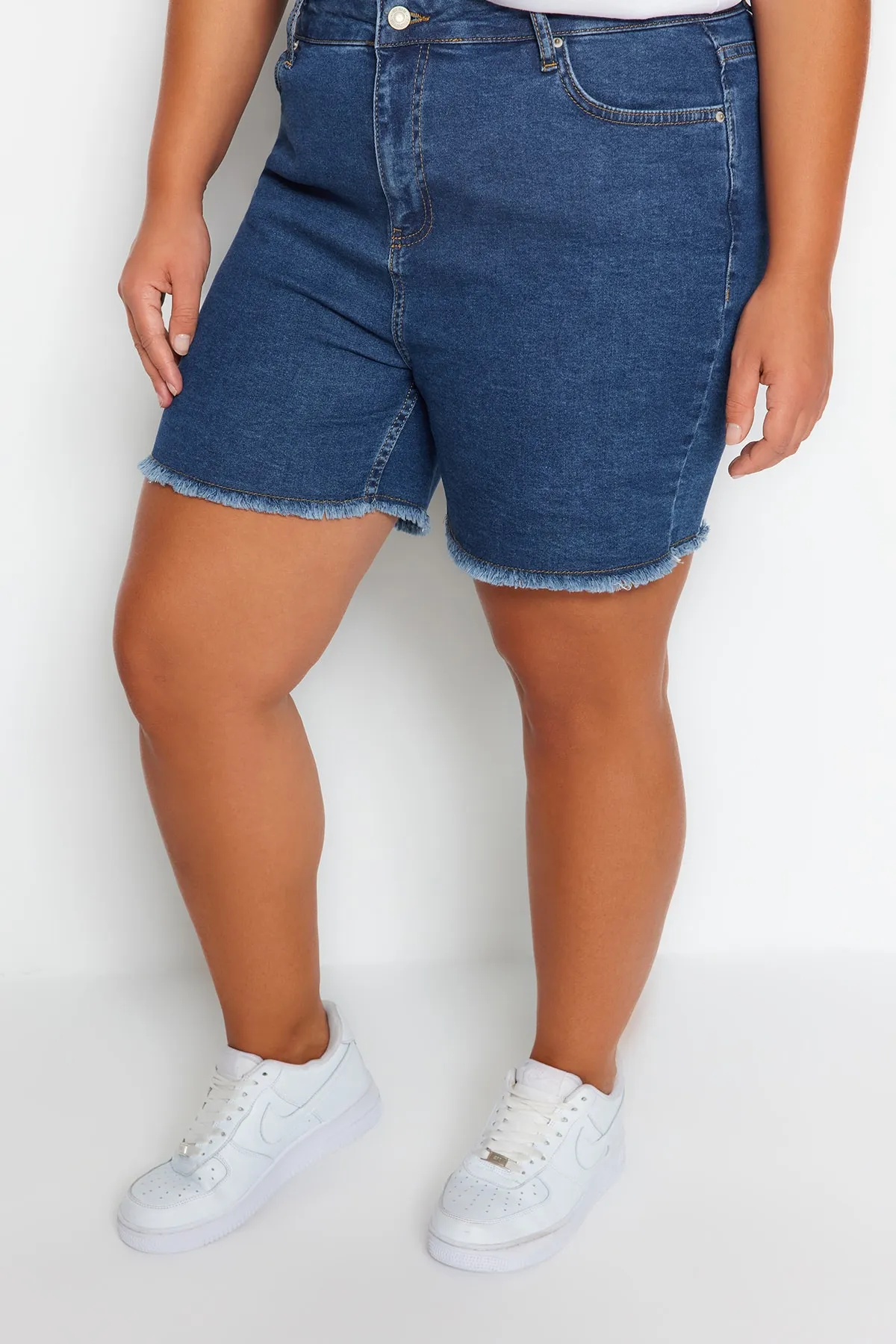 Trendyol Curve  Blaue, dehnbare Skinny-Jeansshorts mit hoher Taille und Bermuda TBBSS22AP0008