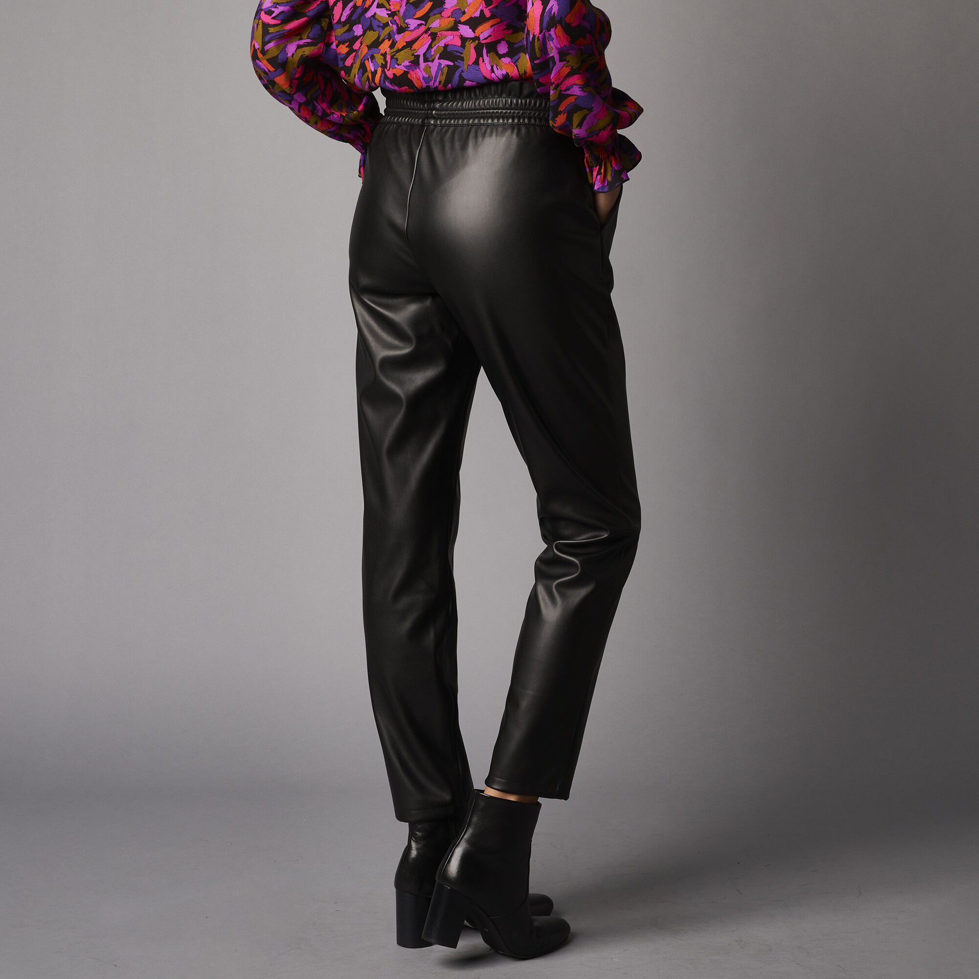 Pantalon vegan en faux cuir (1), taille haute smockée