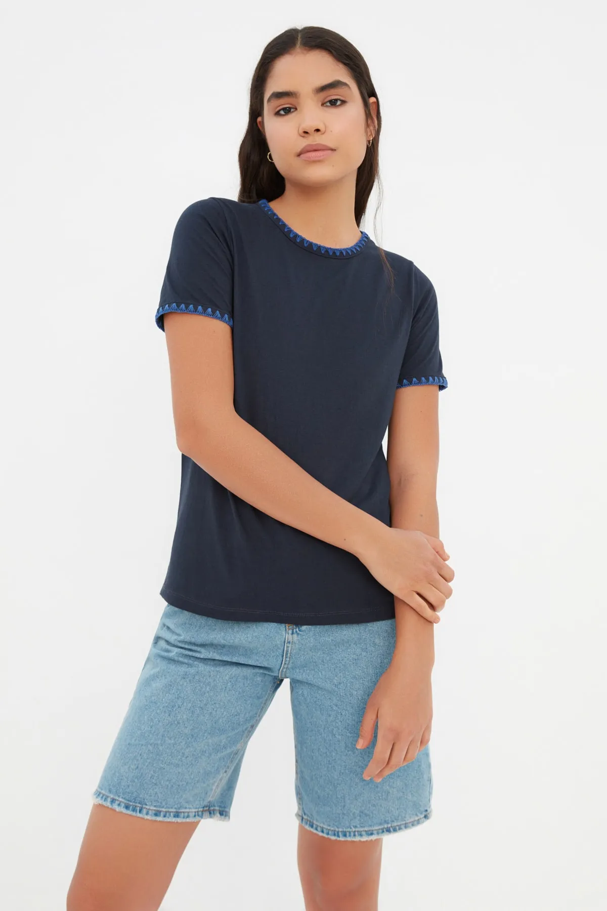 Trendyol Collection  Marineblaues Basic-Strick-T-Shirt aus 100 % Baumwolle mit Rundhalsausschnitt und Kontrastnaht-Detail TWOSS19AD0085