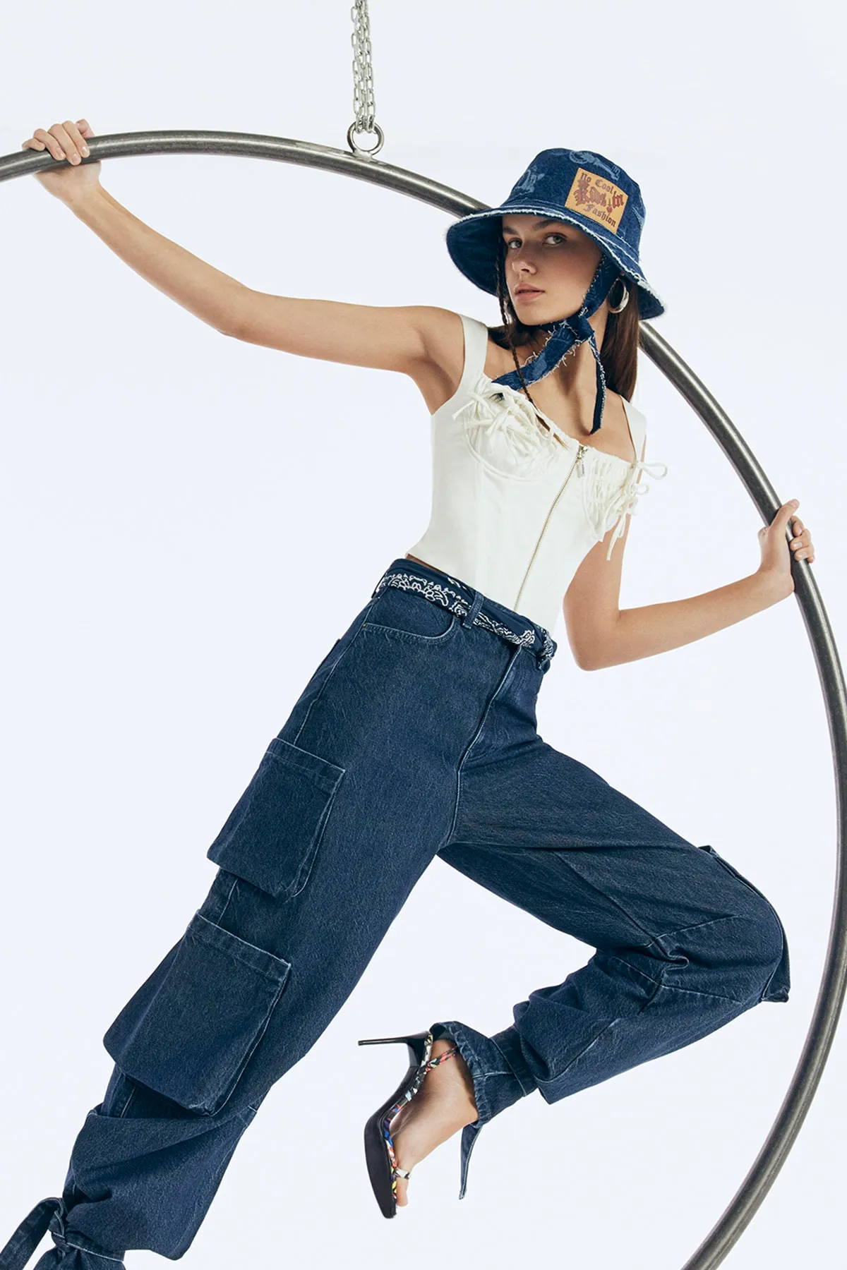 Trendyol Collection  X Zeynep Tosun – Blaue Cargo-Jeans mit Krawattendetail TPRSS22JE0611