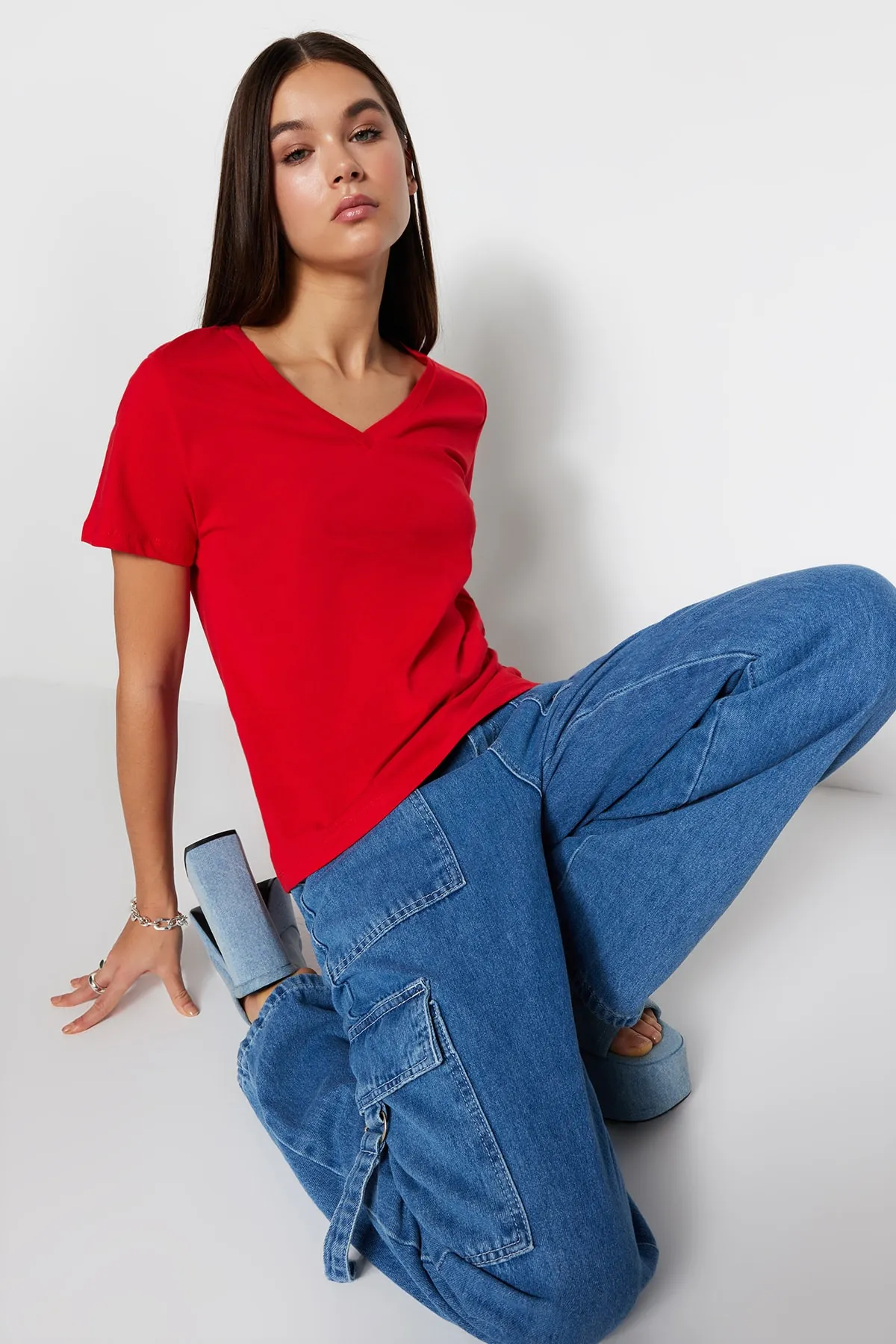 Trendyol Collection  Rotes Basic-Strick-T-Shirt mit V-Ausschnitt aus 100 % Baumwolle TWOSS23TS00001