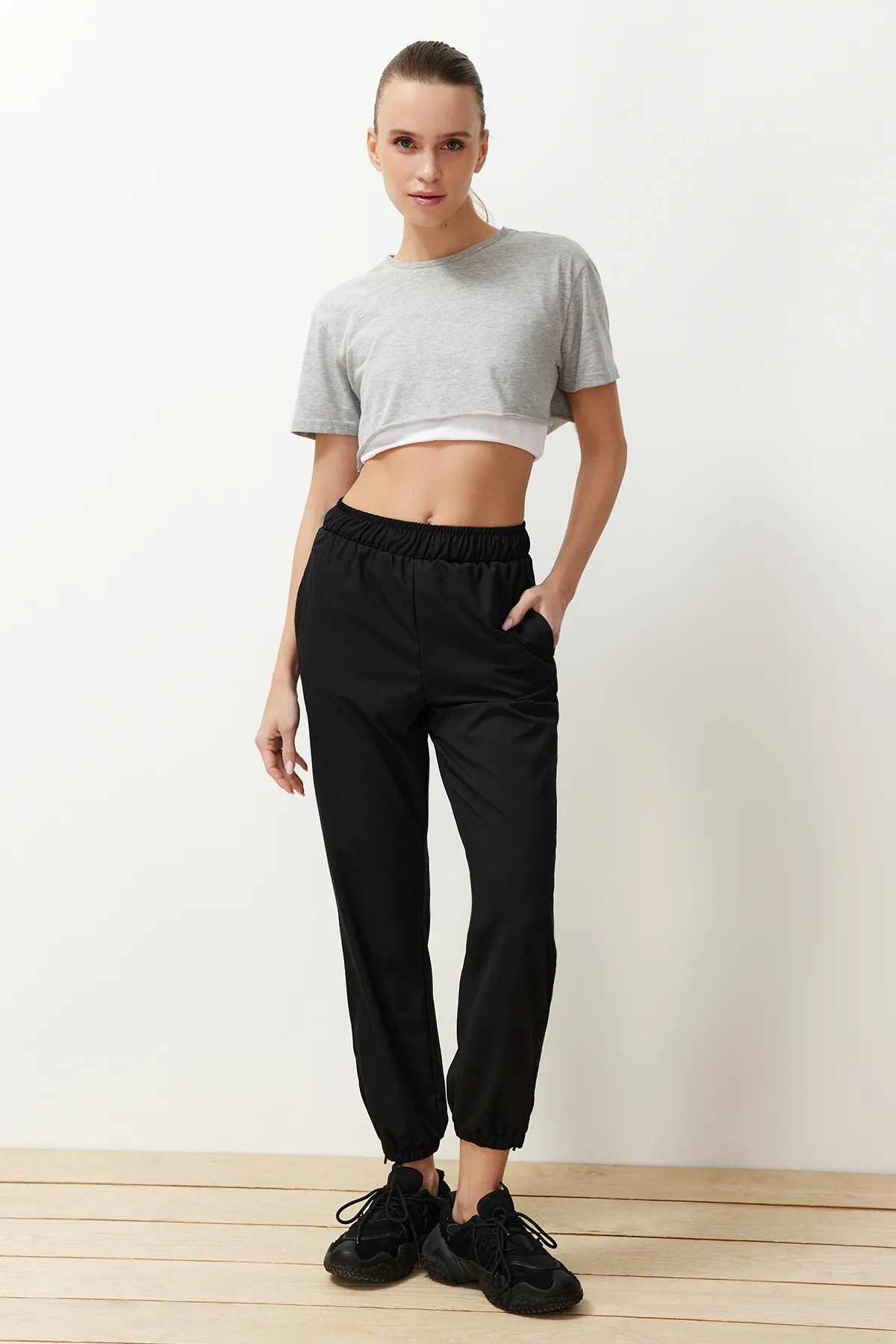 Trendyol Collection  Schwarze, dünne, gestrickte Lycra-Jogginghose mit Reißverschluss am Bein THMSS24EA00002