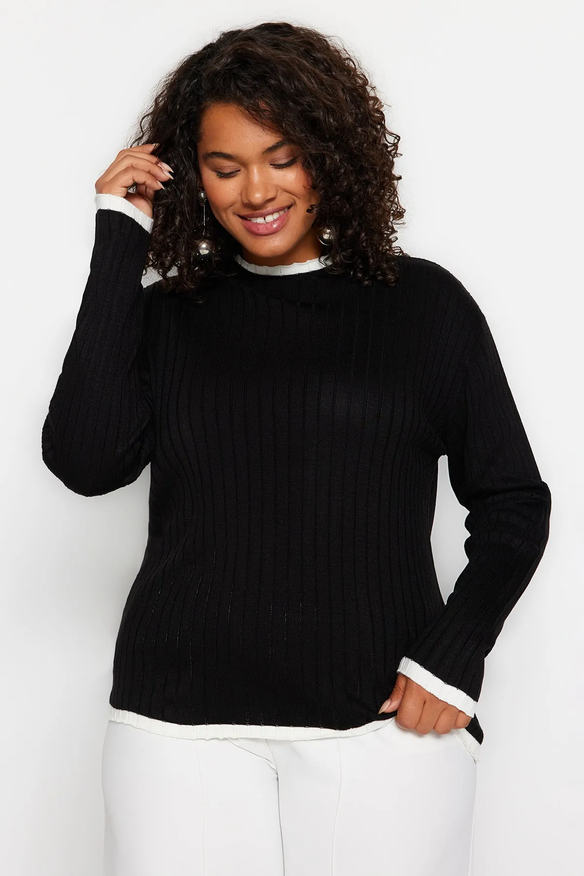 Trendyol Curve  Schwarzer, gestreifter Strickpullover mit detaillierten Details