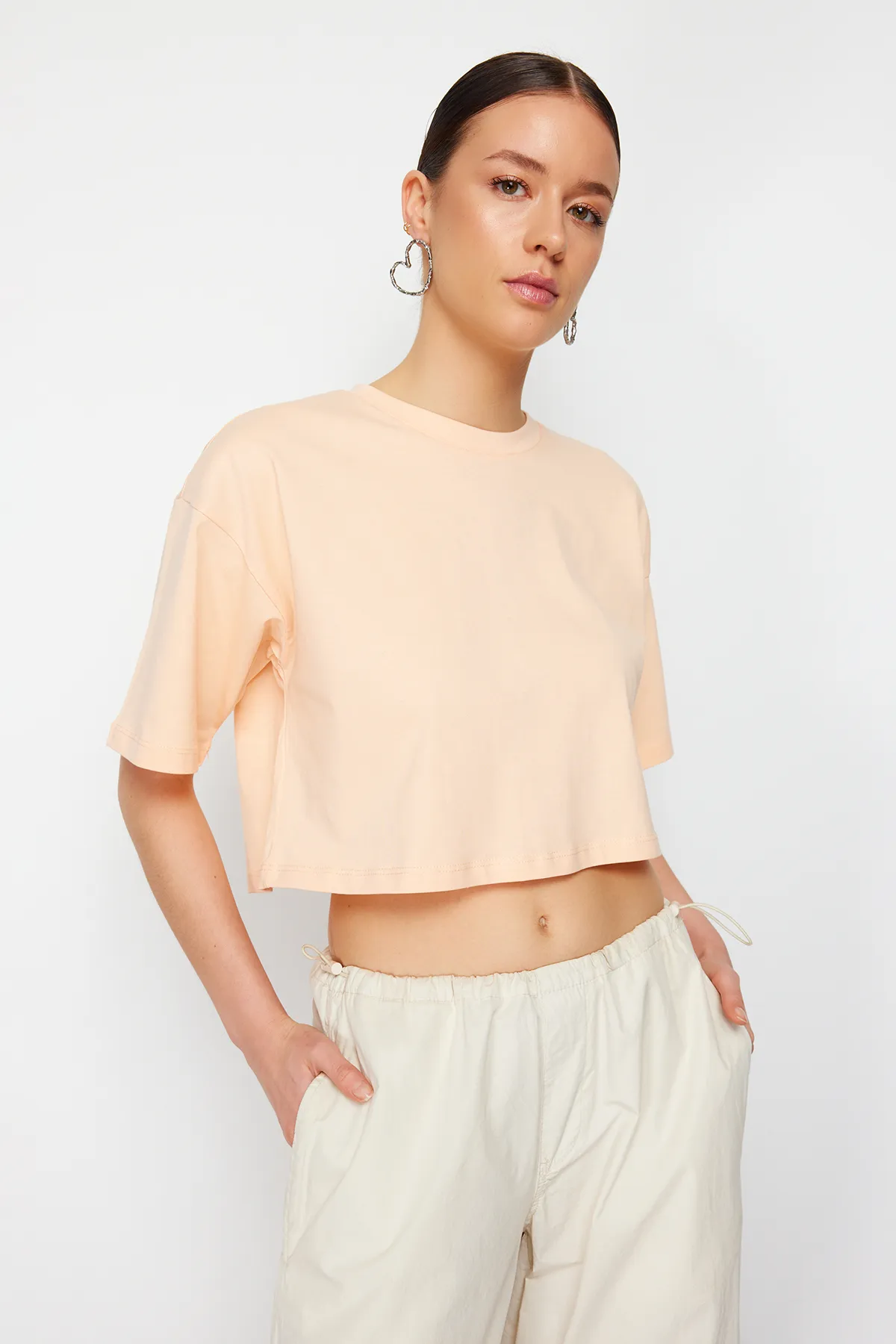 Trendyol Collection  Hochwertiges, pfirsichfarbenes Basic-T-Shirt aus 100 % Baumwolle mit Kurzstrick TWOSS23TS00038