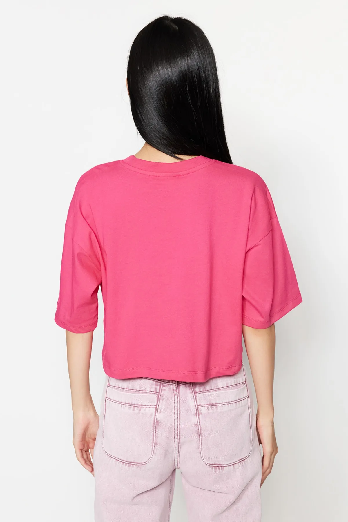 Trendyol Collection  Fuchsiafarbenes, kurz geschnittenes Premium-Strick-T-Shirt aus 100 % Baumwolle mit Rundhalsausschnitt TWOSS23TS00038
