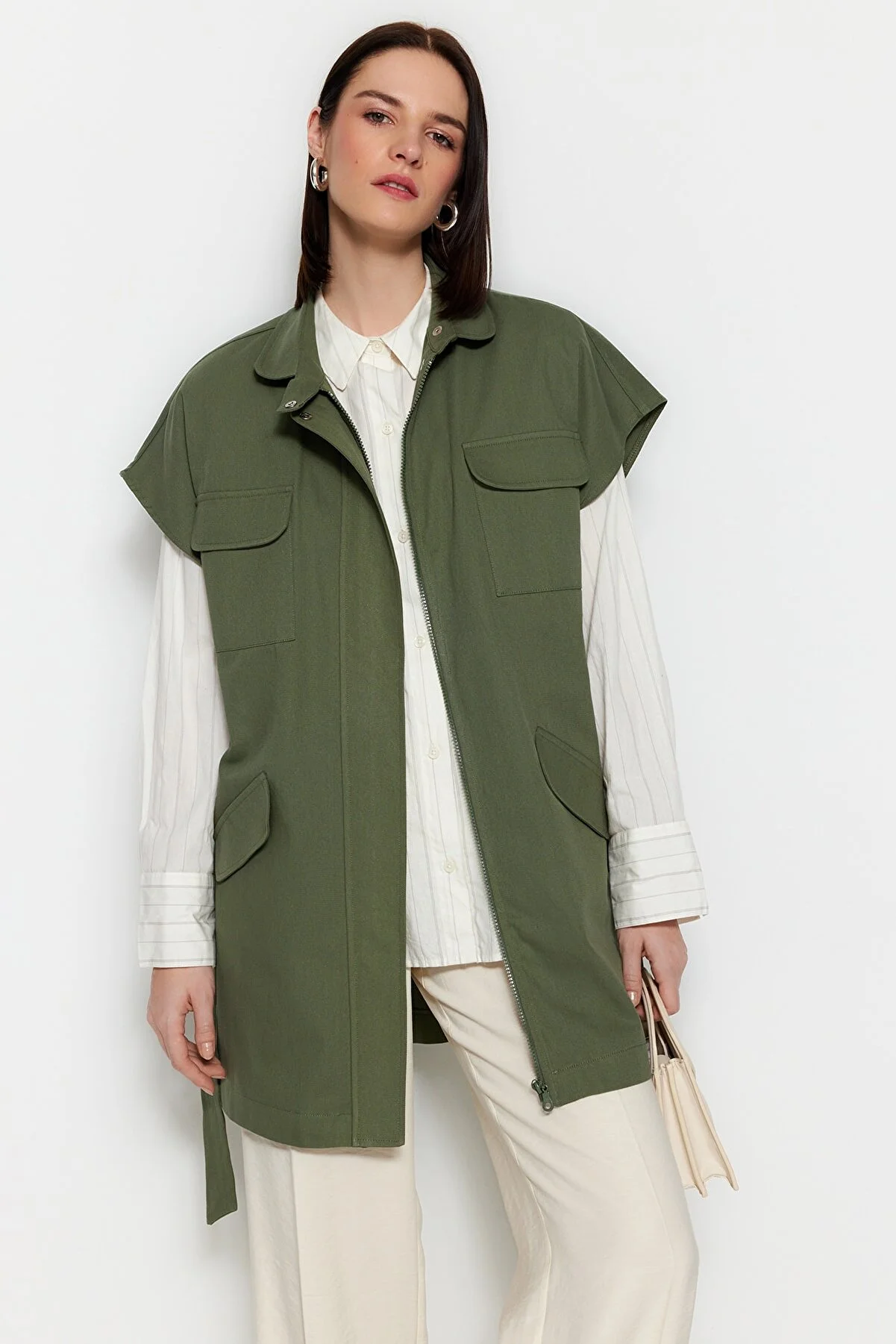 Trendyol Modest  Khakifarbene, gewebte Weste mit breitem Schultergürtel und Gürtel TCTSS23YL00049