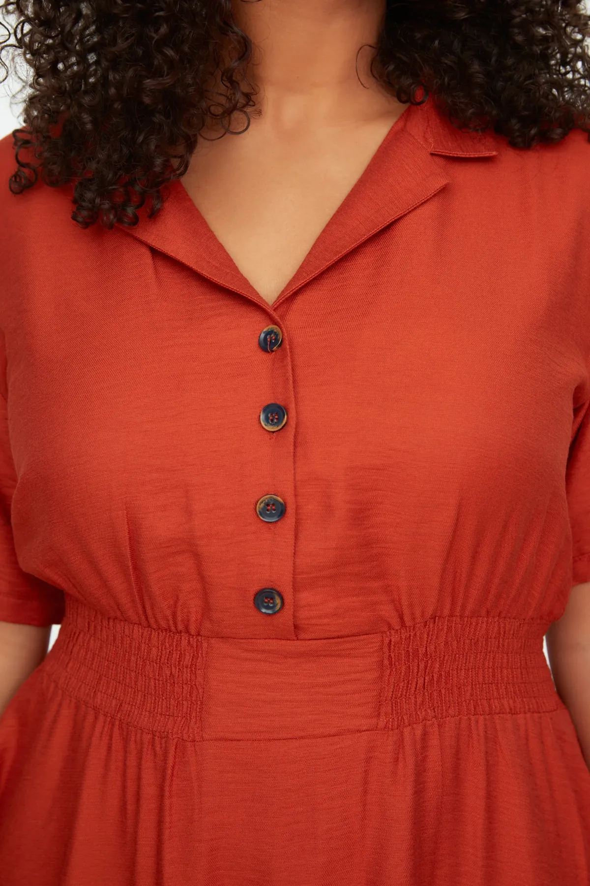 Trendyol Curve  Orangefarbenes Kleid mit gewebter elastischer Taille und Knopfdetail TBBSS22EL1563