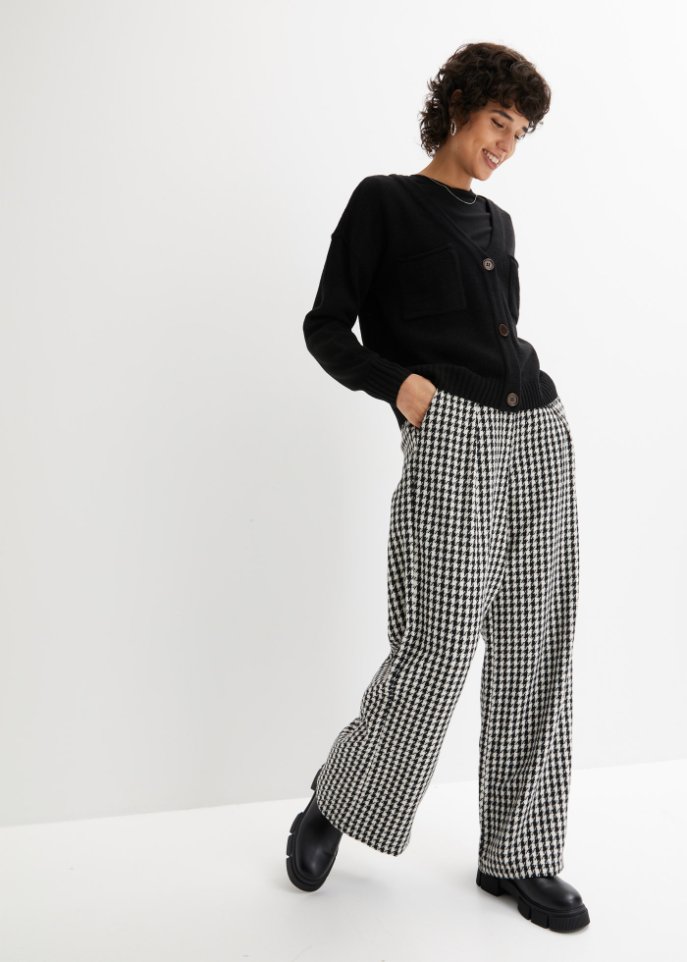 Verkürzte Strickjacke mit großen Taschen