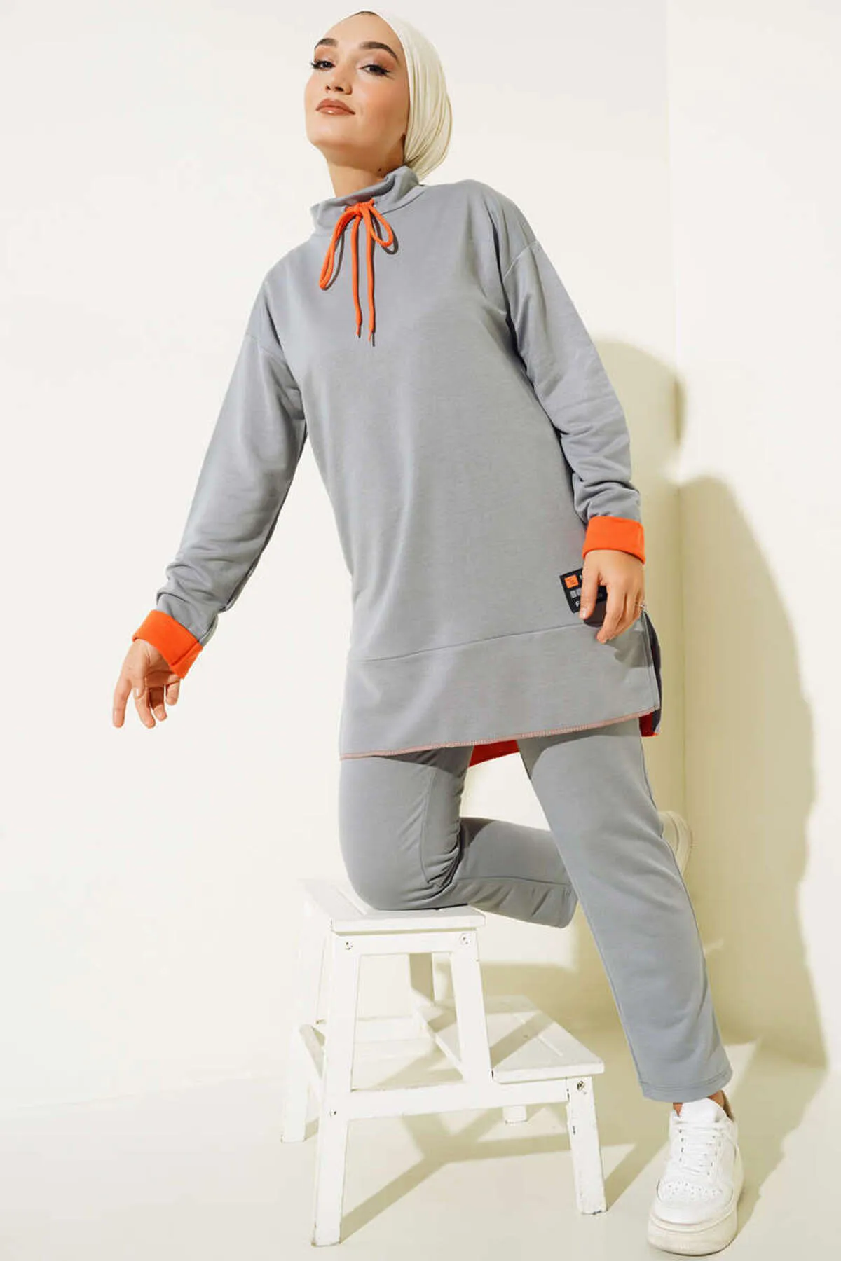 VOLT CLOTHİNG  Damen-Doppelanzug mit Barcode-Emblem
