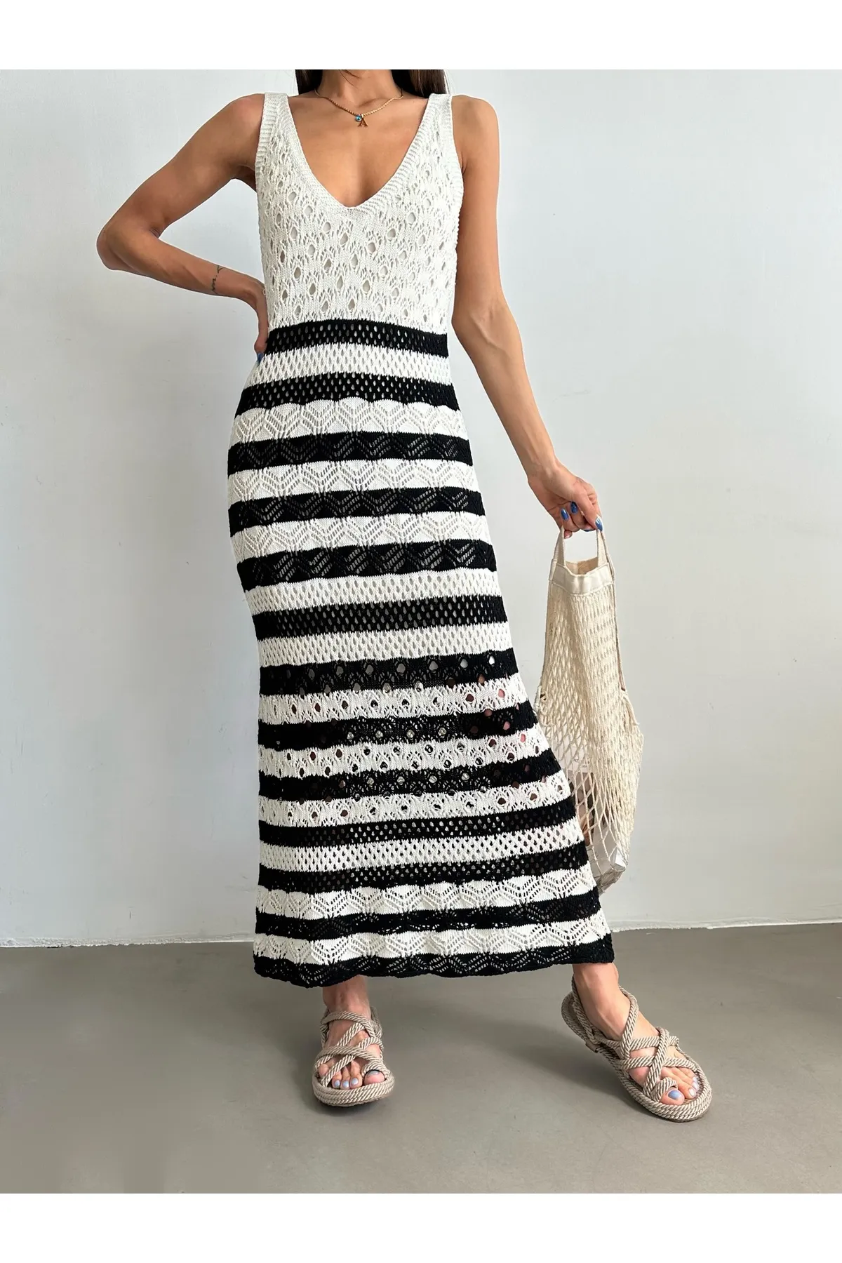 BEJNA  Schwarzes, durchbrochenes Sommer-Strickkleid mit gestreiften Trägern für Damen