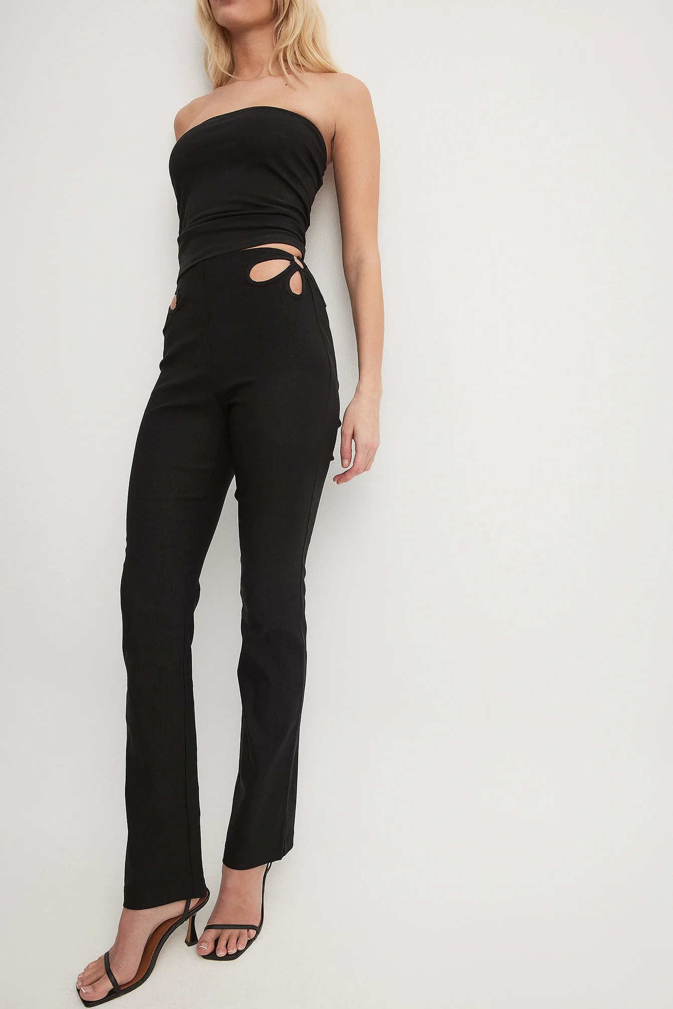 Hose mit Cut-Outs mit Schmetterlingsform