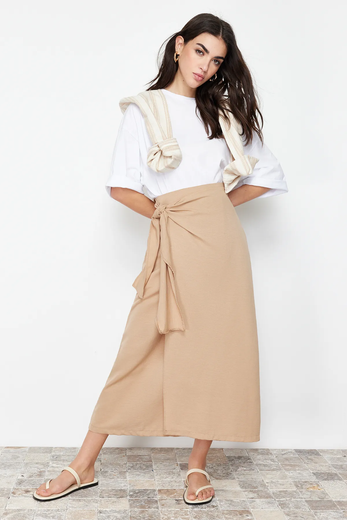 Trendyol Modest  Kamelfarbener, zweireihiger Rock mit Krawatte und gewebtem Leinen-Look und detaillierten Details TCTSS24EE00002