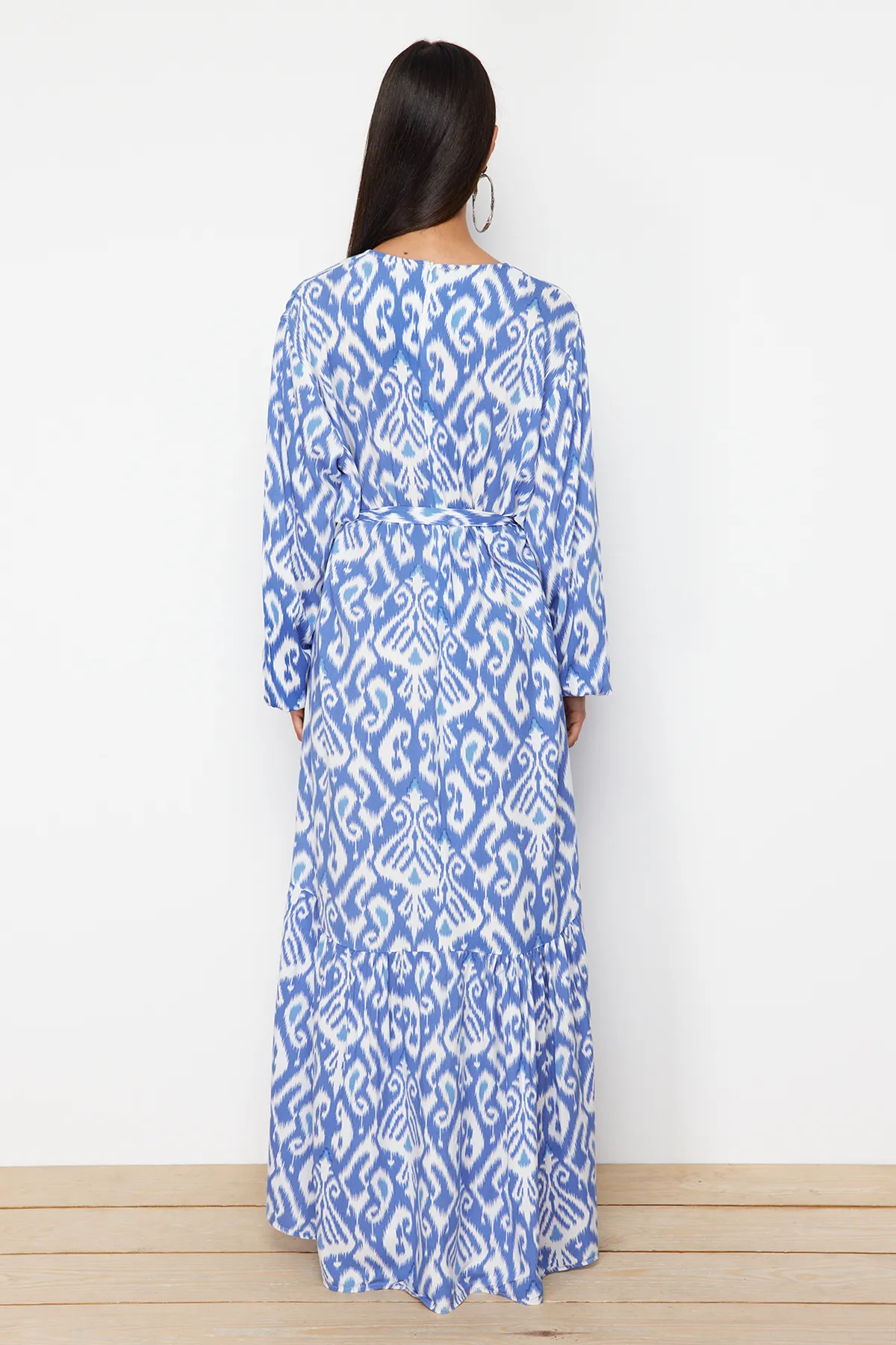 Trendyol Modest  Blaues Kleid aus Viskosegewebe mit Schalkragen und Gürtel TCTSS24EB00240