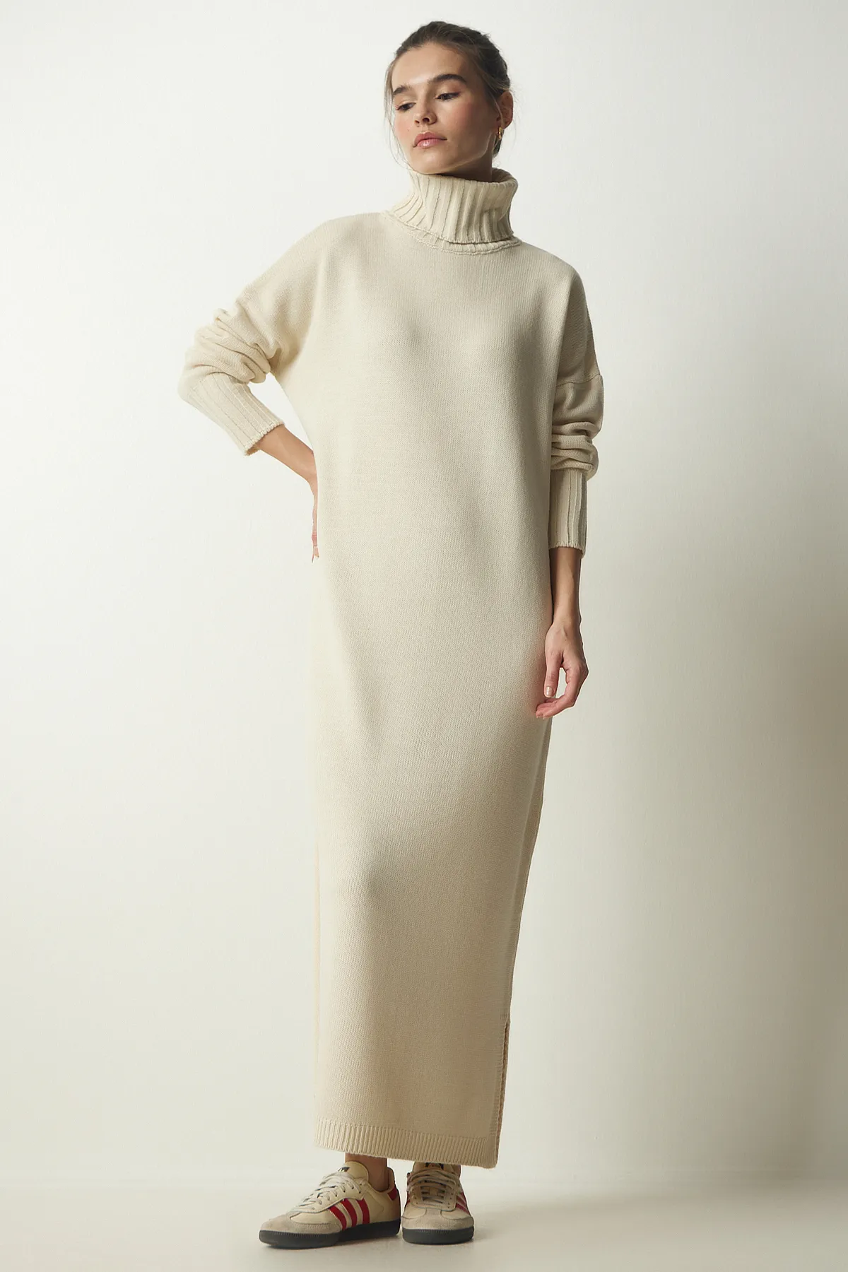 Happiness İstanbul  Cremefarbenes Damen-Strickkleid mit Rollkragen und Schlitz, PF00042