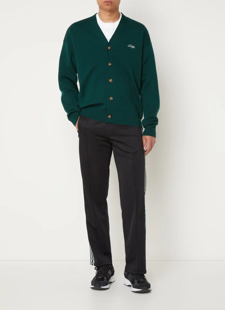 Pantaloni scurți sport eleganți, mulați, cu buzunare cu fermoar și logo brodat.