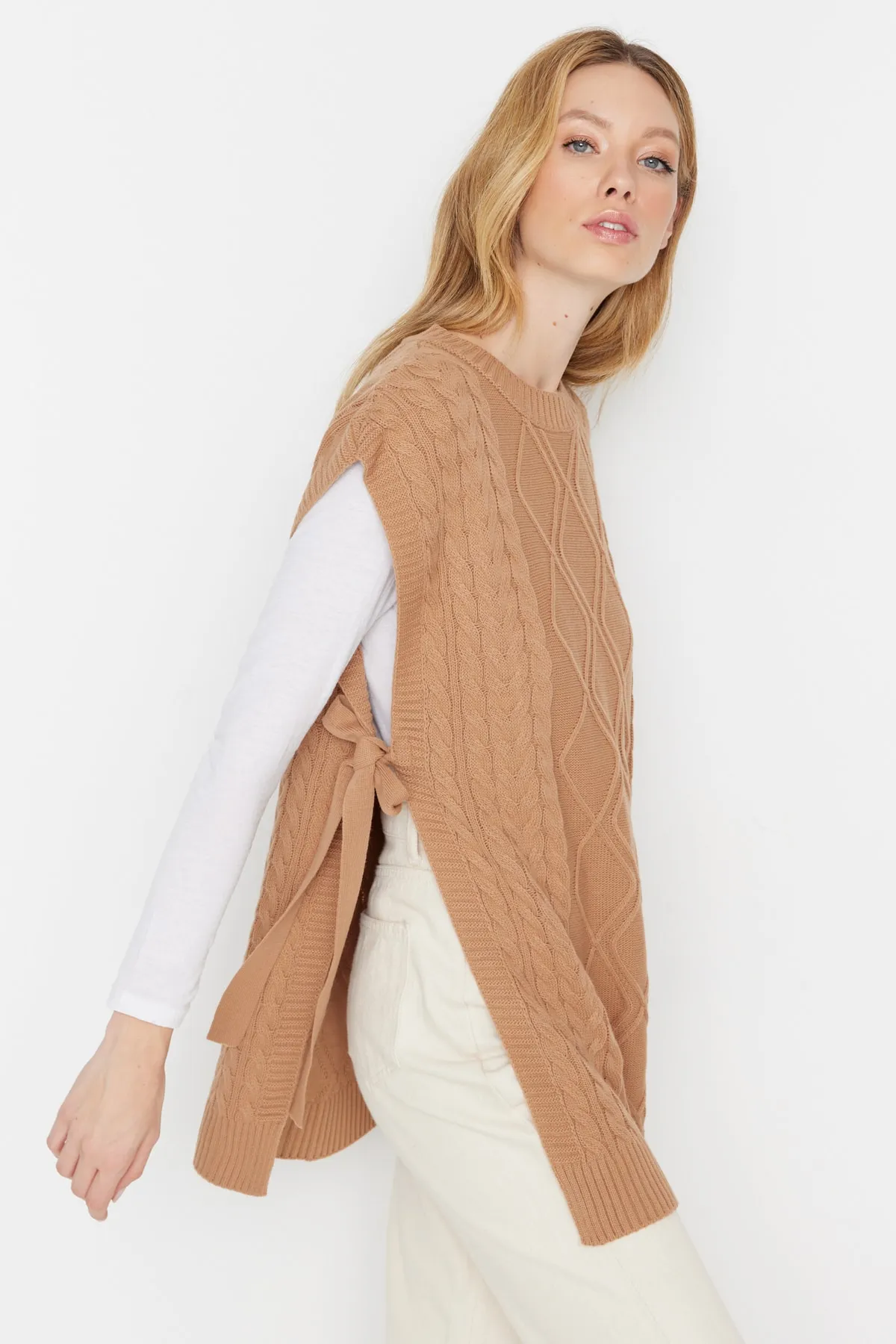 Trendyol Modest  Nerzfarbener, geflochtener Strickpullover mit Taillenband TCTAW22UV0018