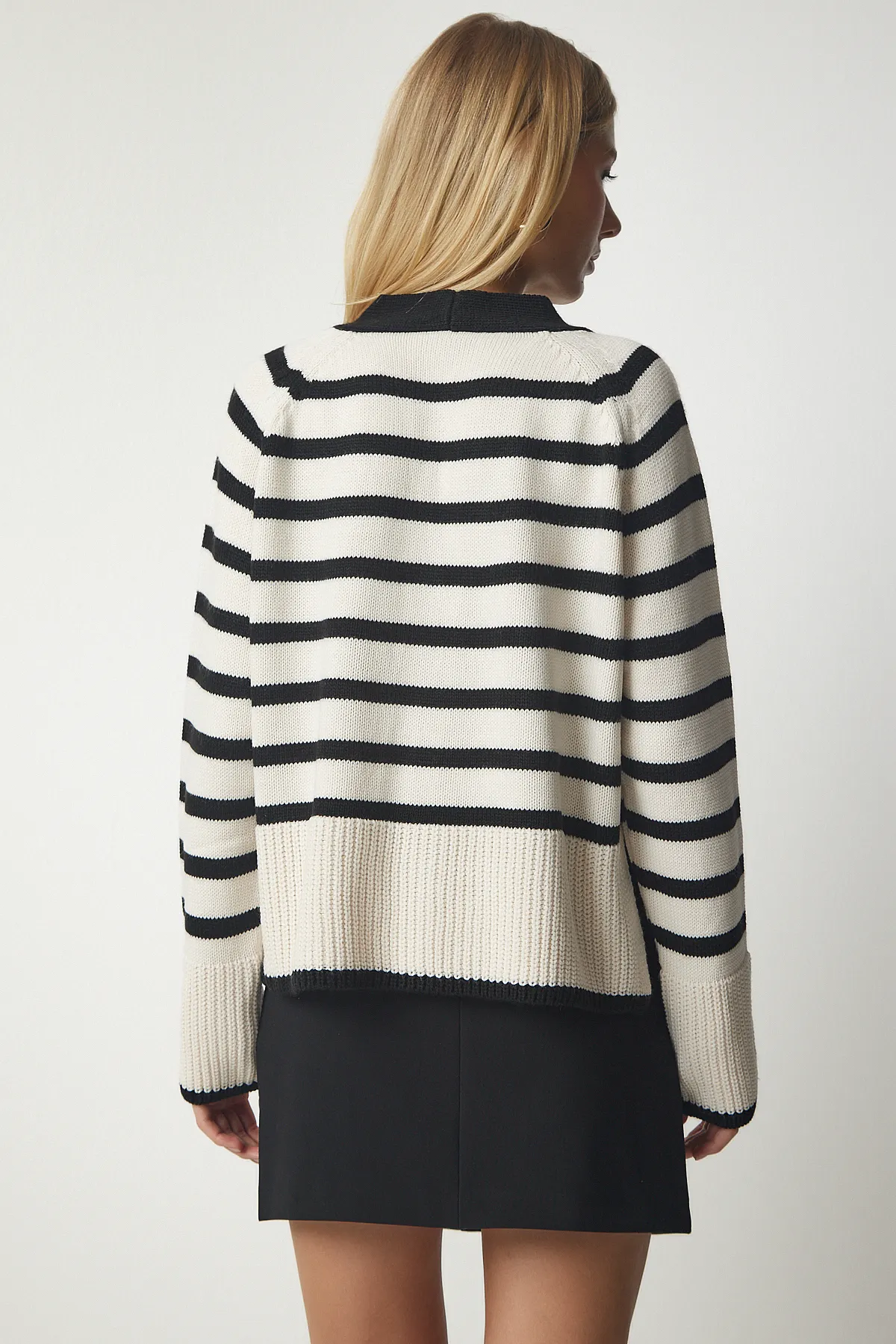 Happiness İstanbul  Cremefarbene Strickjacke mit Streifen und Metallknöpfen für Damen, BP00149
